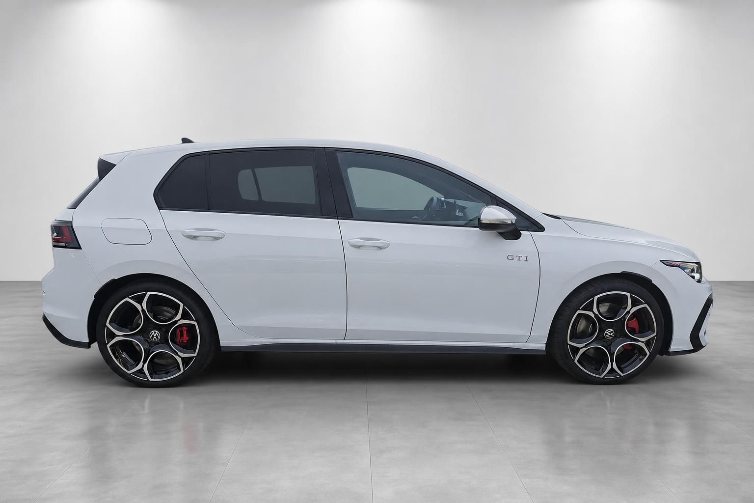 VW Golf GTI weiß Seitenansicht mit roten Bremssätteln