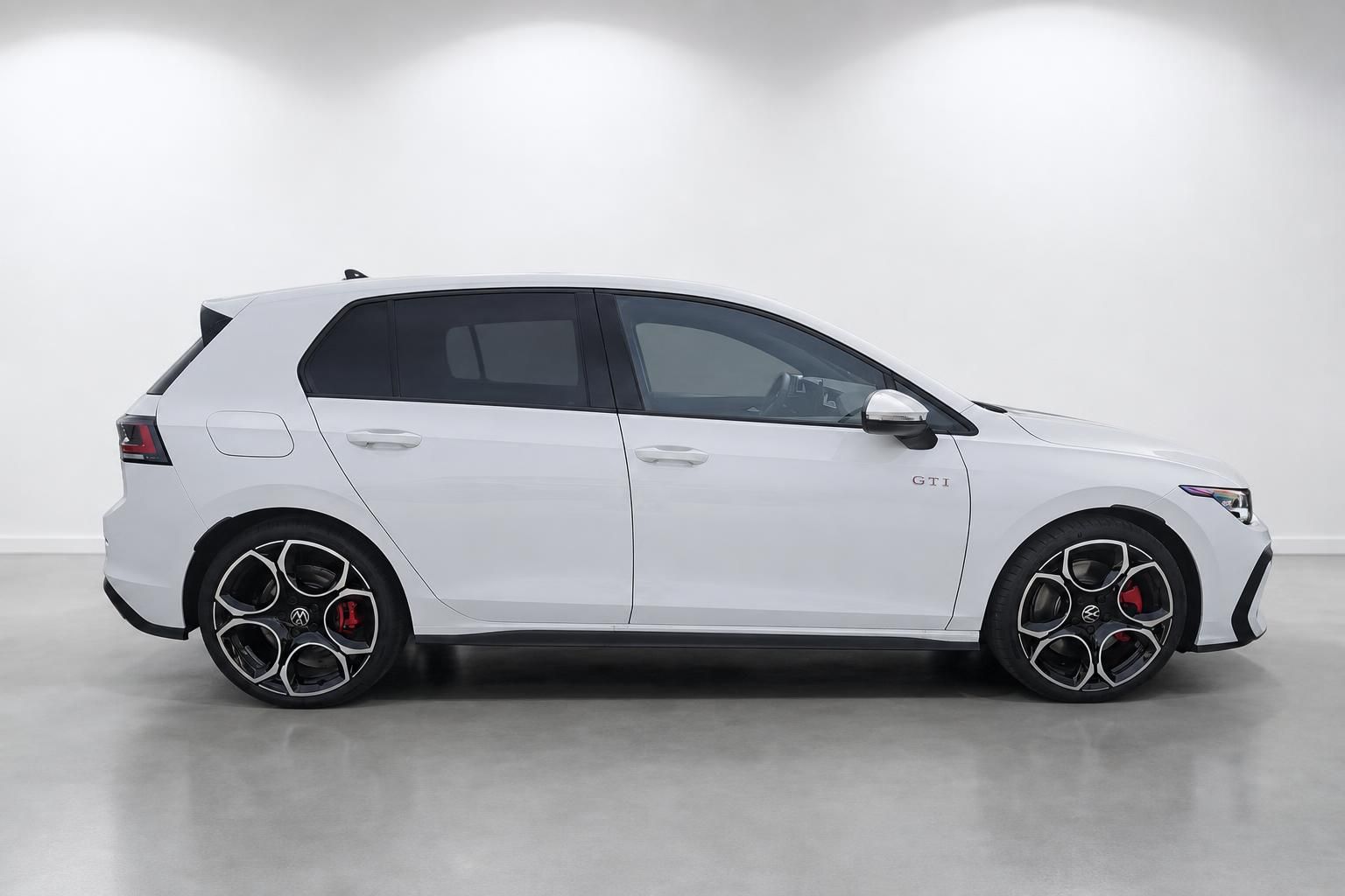 VW Golf GTI weiß Seitenprofil komplett im Studio