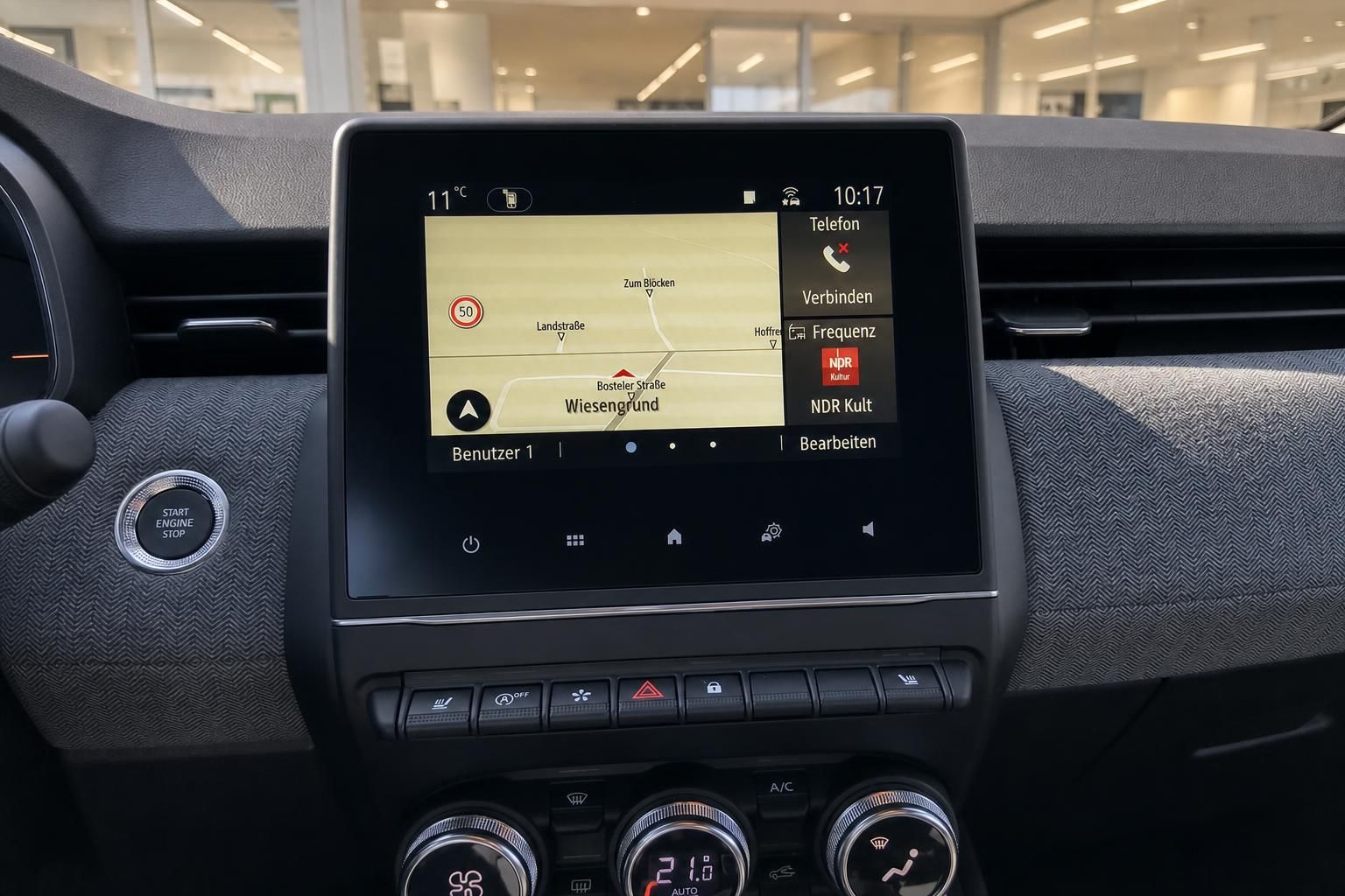 Fahrzeug-Infotainmentsystem mit Navigationskarte und Radiofunktionen im Armaturenbrett