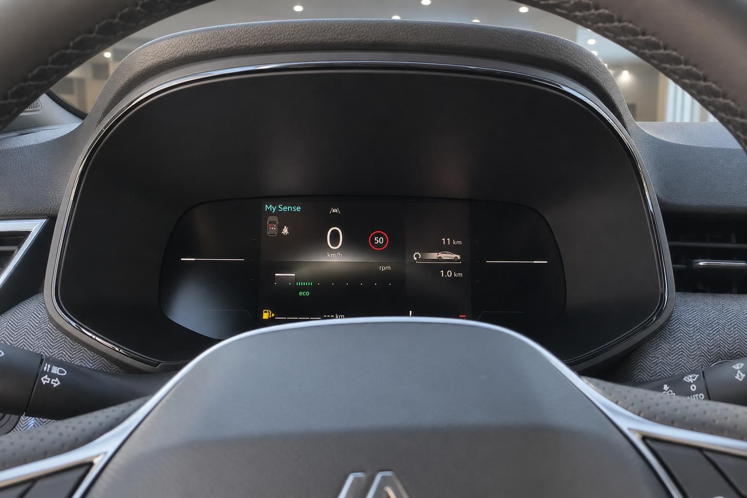 Digitales Cockpit mit Lenkrad und Armaturenbrett - Innenraumansicht Fahrzeug