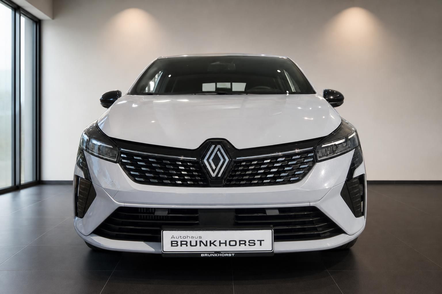 Renault Clio Frontansicht in Weiß - Kompaktwagen mit LED-Scheinwerfern und charakteristischem Kühlergrill