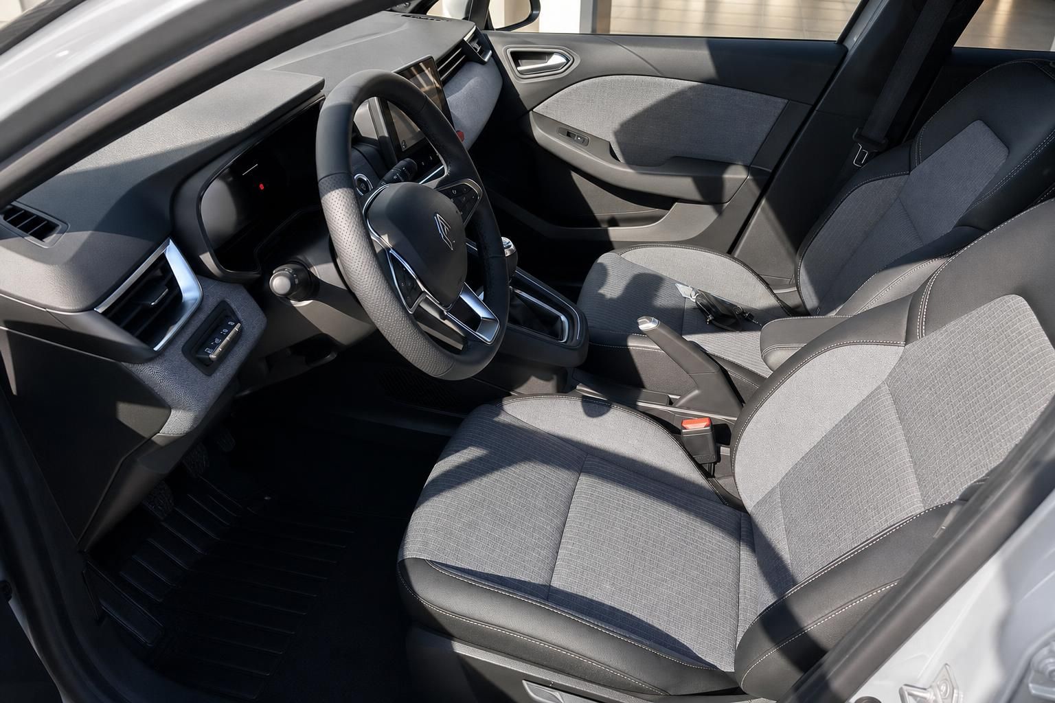 Renault Clio Innenraum mit grauer Ausstattung - Cockpit, Sitze und moderne Fahrzeugausstattung