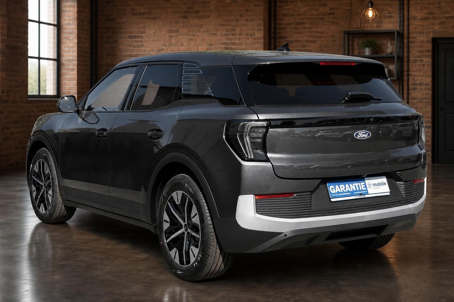 Ford Explorer Elektro dunkelgrau Heckansicht schräg im Showroom – Elektro-SUV