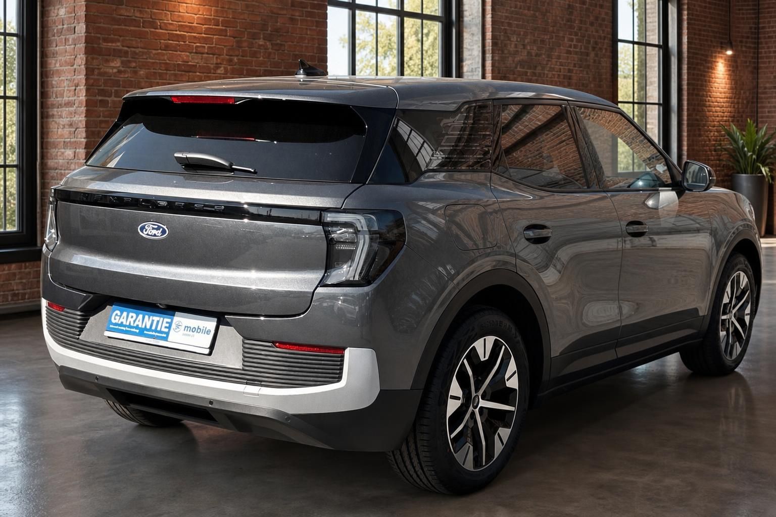 Ford Explorer Elektro grau Heckansicht schräg im Showroom – Elektro-SUV kaufen