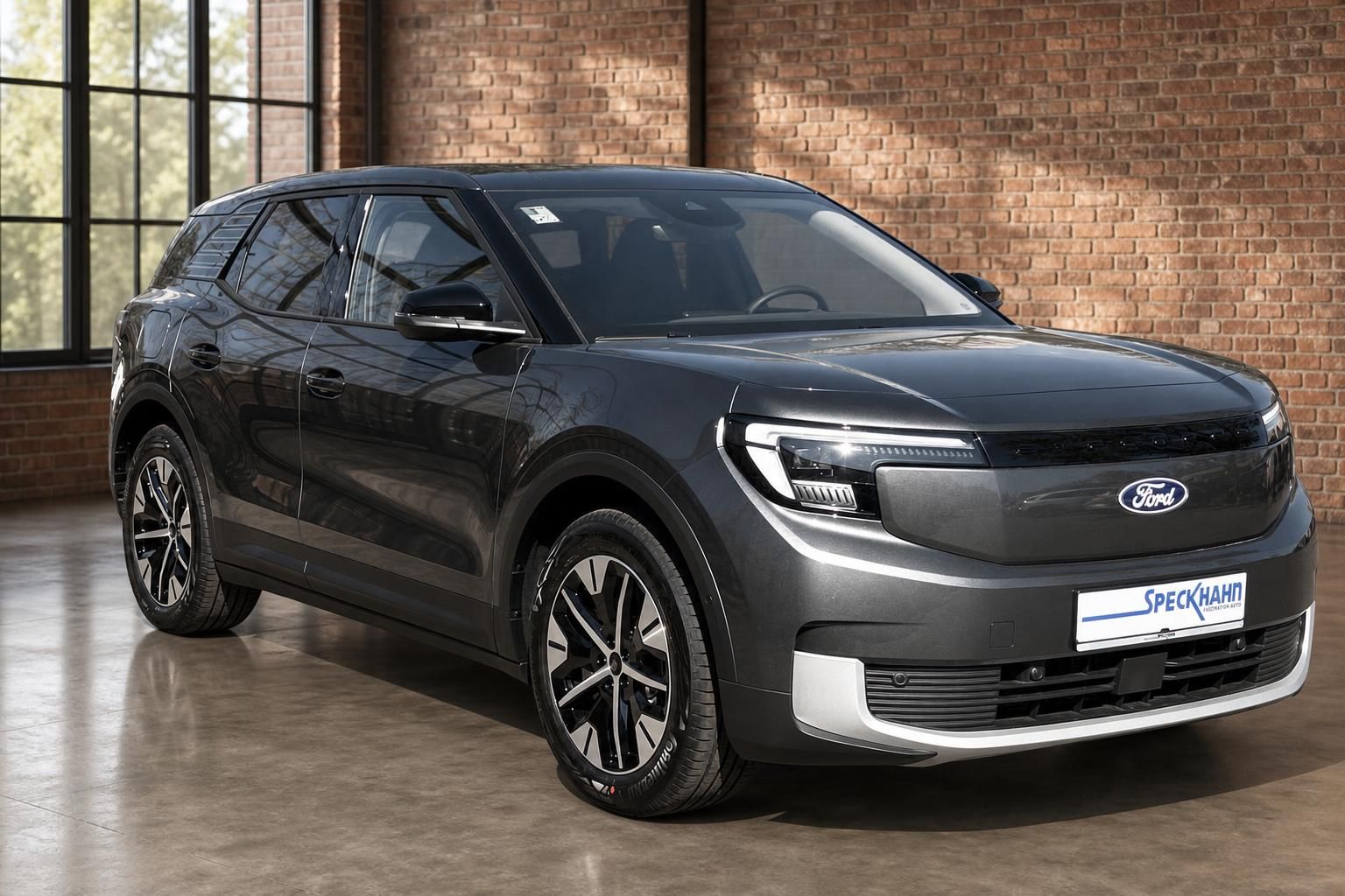 Ford Explorer Elektro grau Frontansicht schräg im Showroom – SUV Elektroauto kaufen