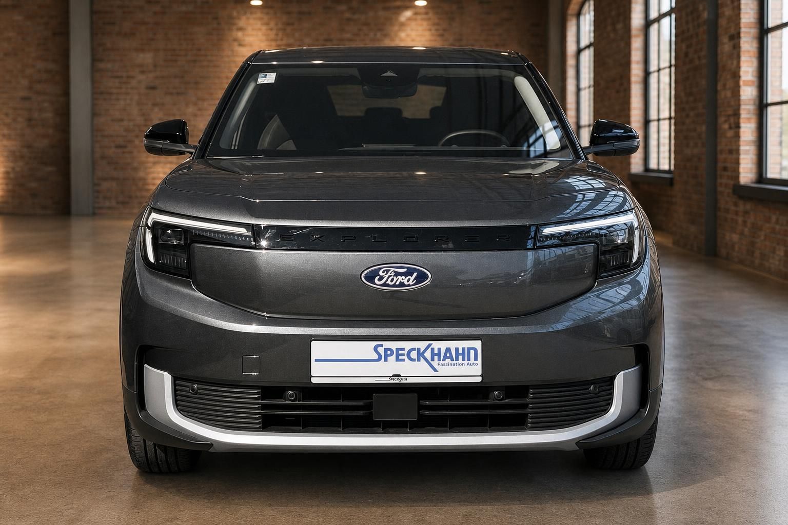Ford Explorer Elektro SUV grau Frontansicht im Autohaus Speckhahn