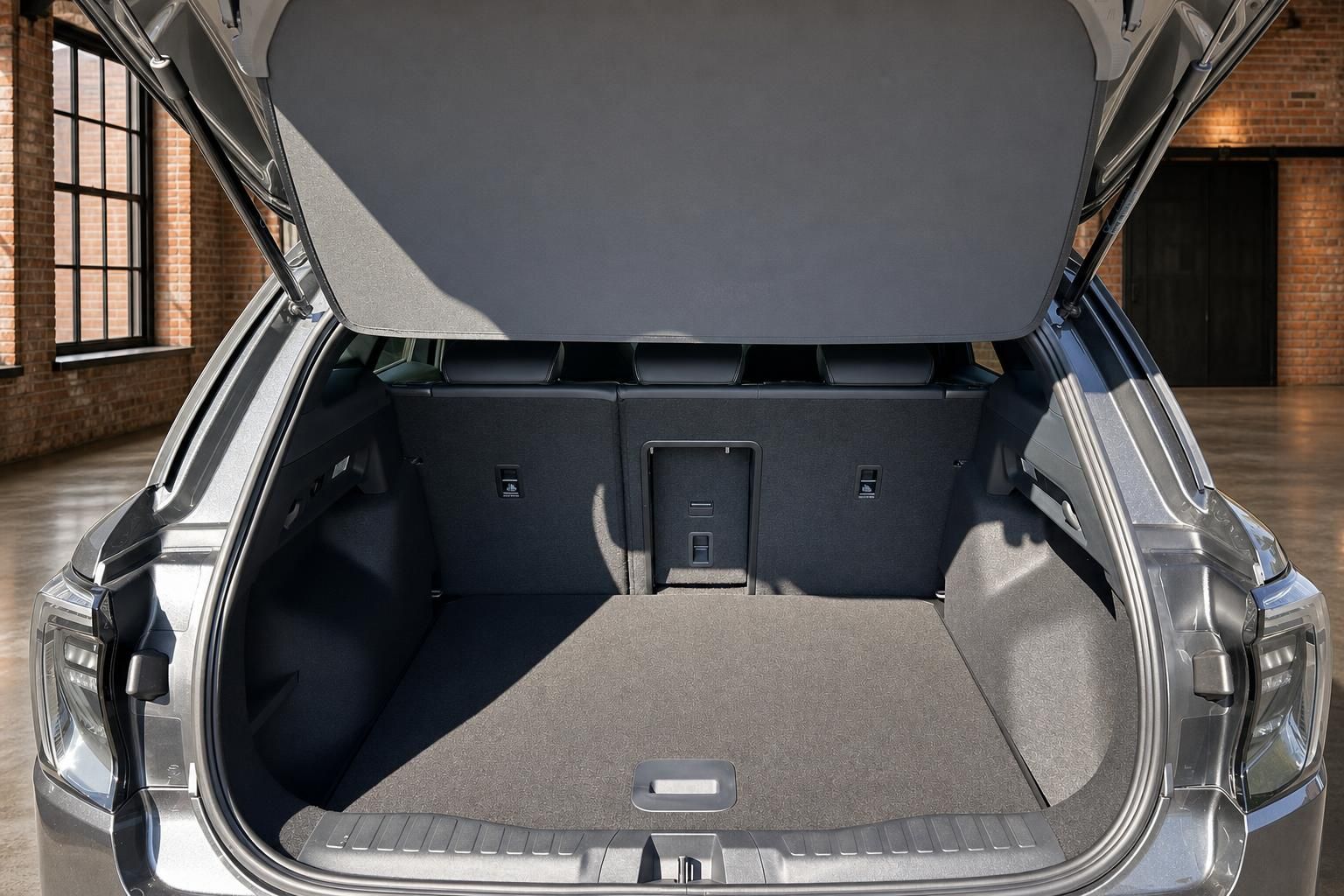 Ford Explorer Elektro SUV geöffneter Kofferraum mit großem Laderaumvolumen grau