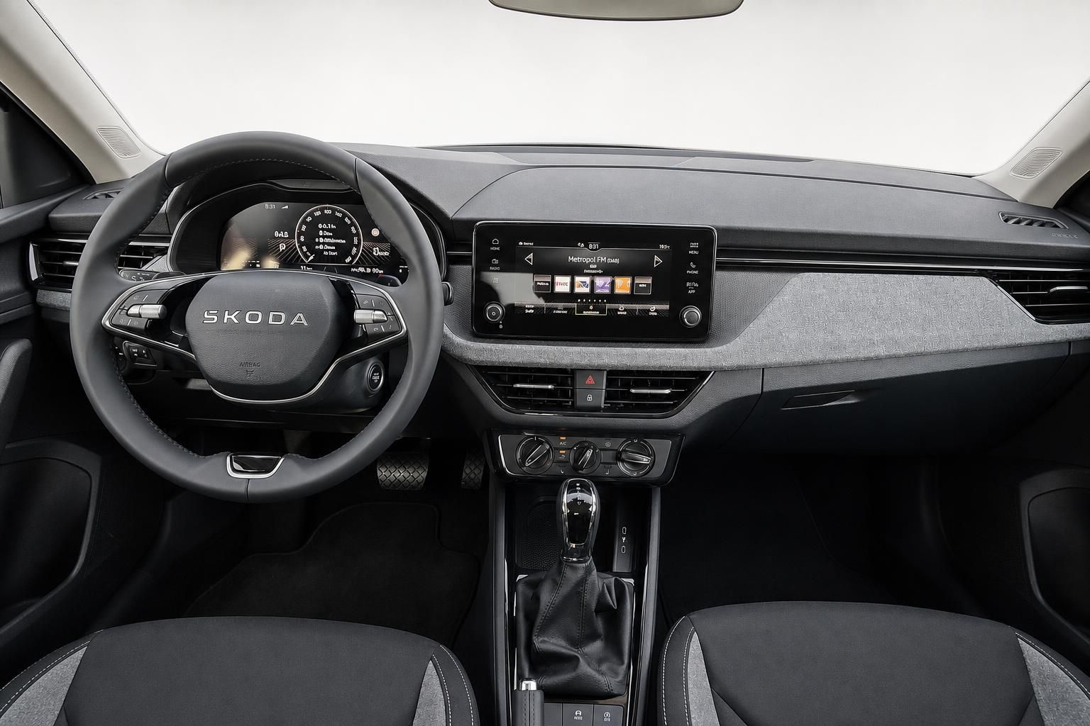 Skoda Kamiq Cockpit mit Lenkrad und Infotainment Display