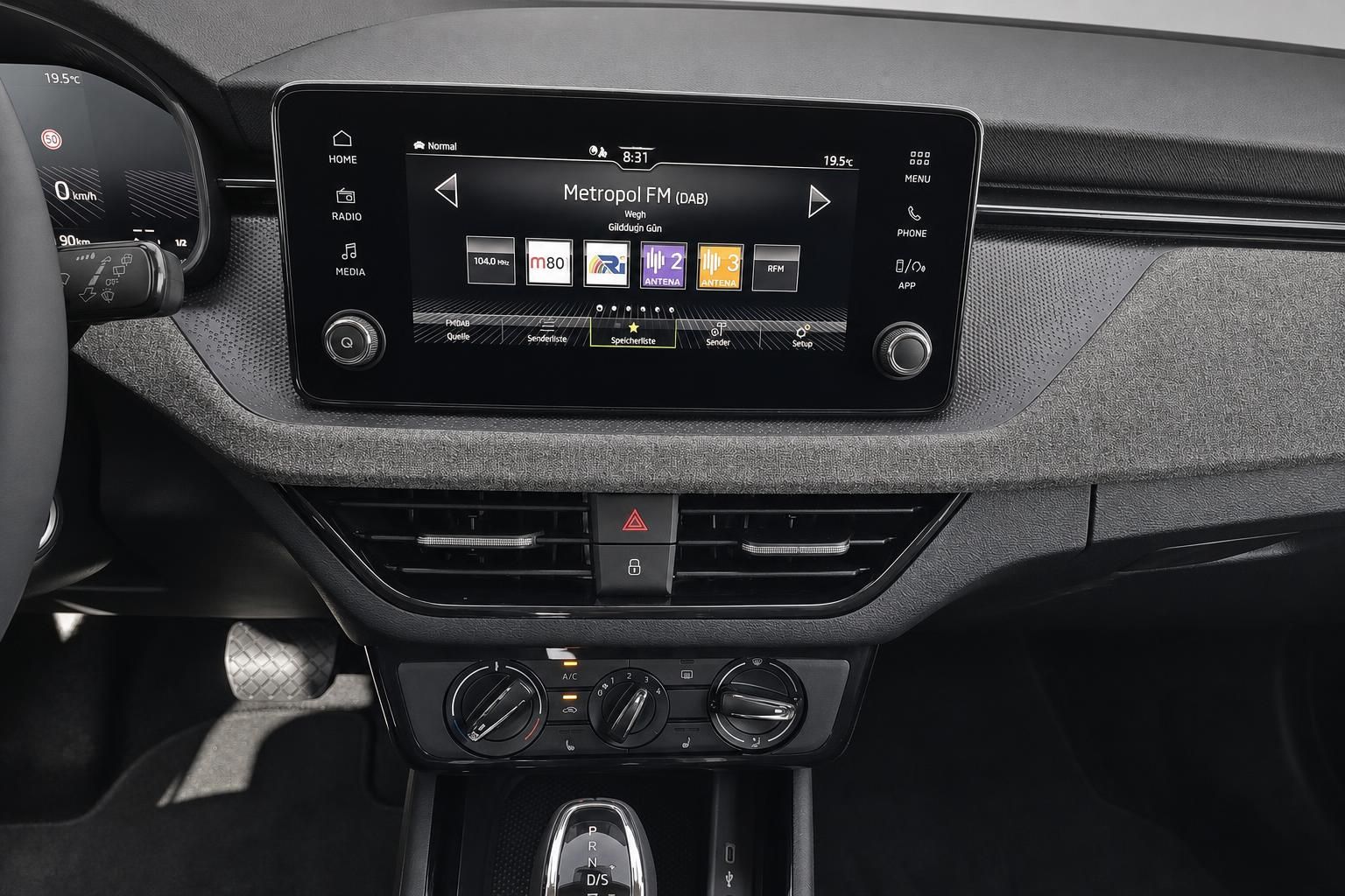 Skoda Kamiq Infotainment System und Klimabedienung Detail