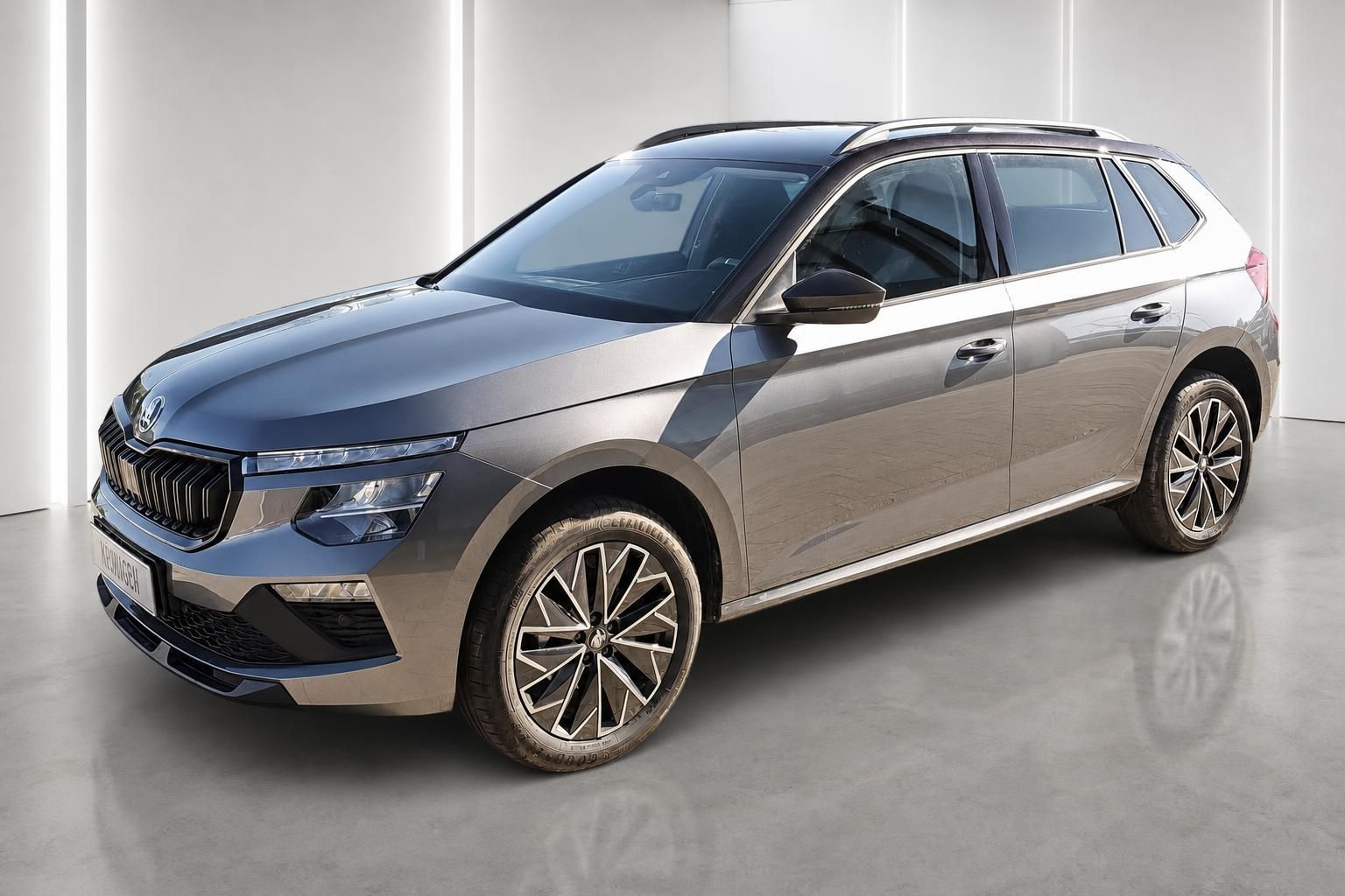 Skoda Kamiq Neuwagen Seitenansicht schräg von vorne im Studio