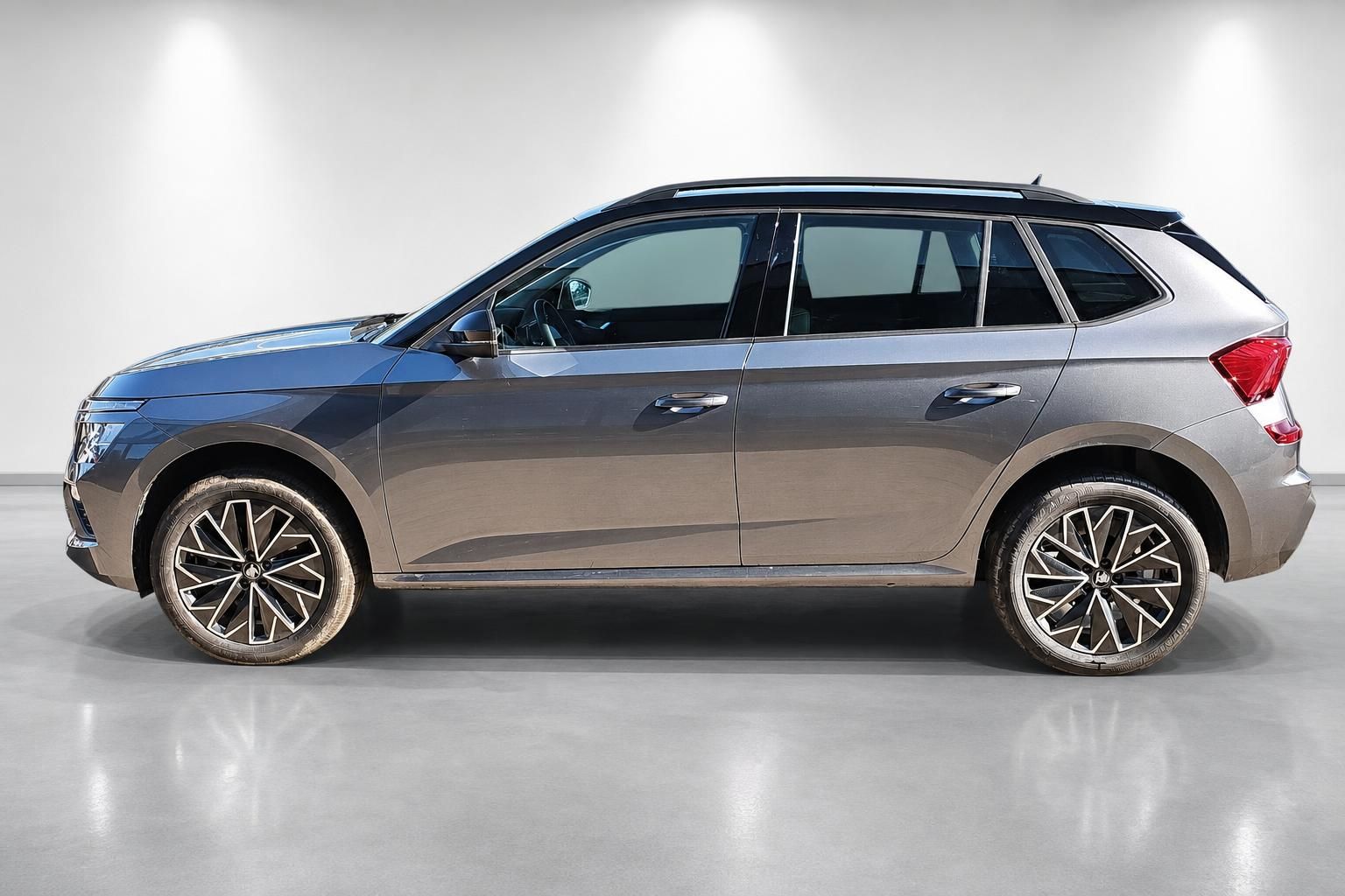 Skoda Kamiq grau metallic Seitenansicht im Fotostudio