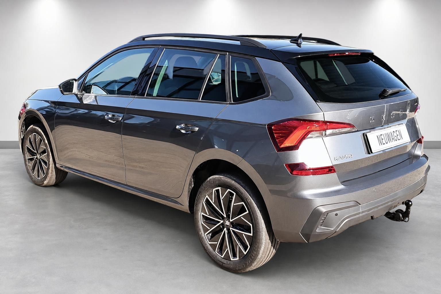 Skoda Kamiq Neuwagen Heckansicht mit Rückleuchten und Anhängerkupplung