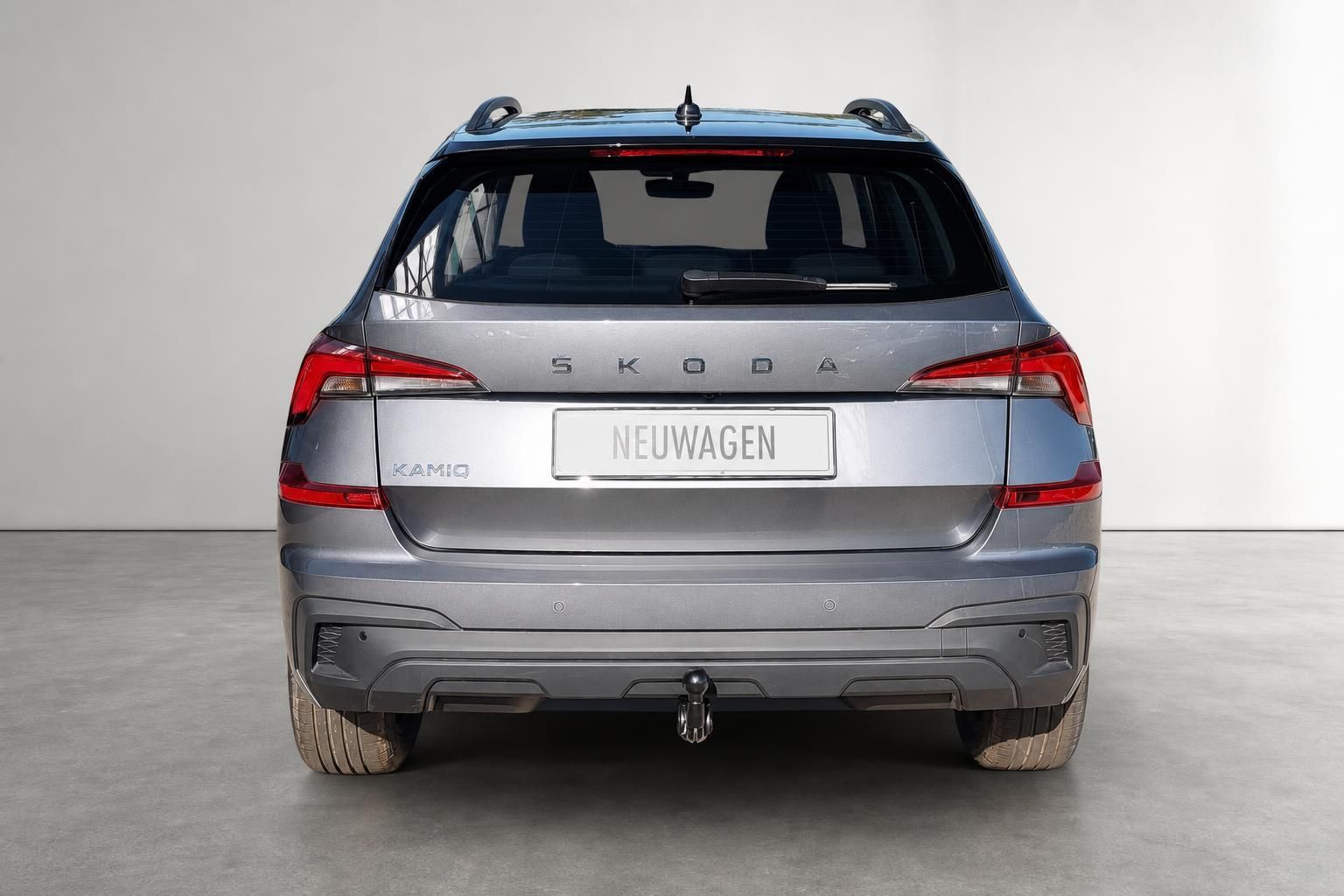 Skoda Kamiq in Grau, Heckansicht mit Anhaengerkupplung im Studio