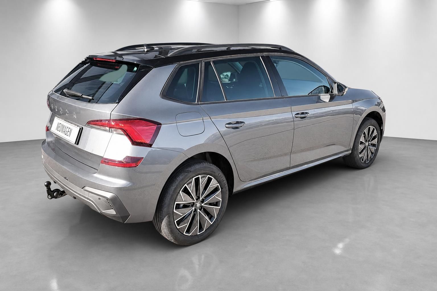 Skoda Kamiq in Grau, Seiten-Heckansicht mit Panoramadach im Studio