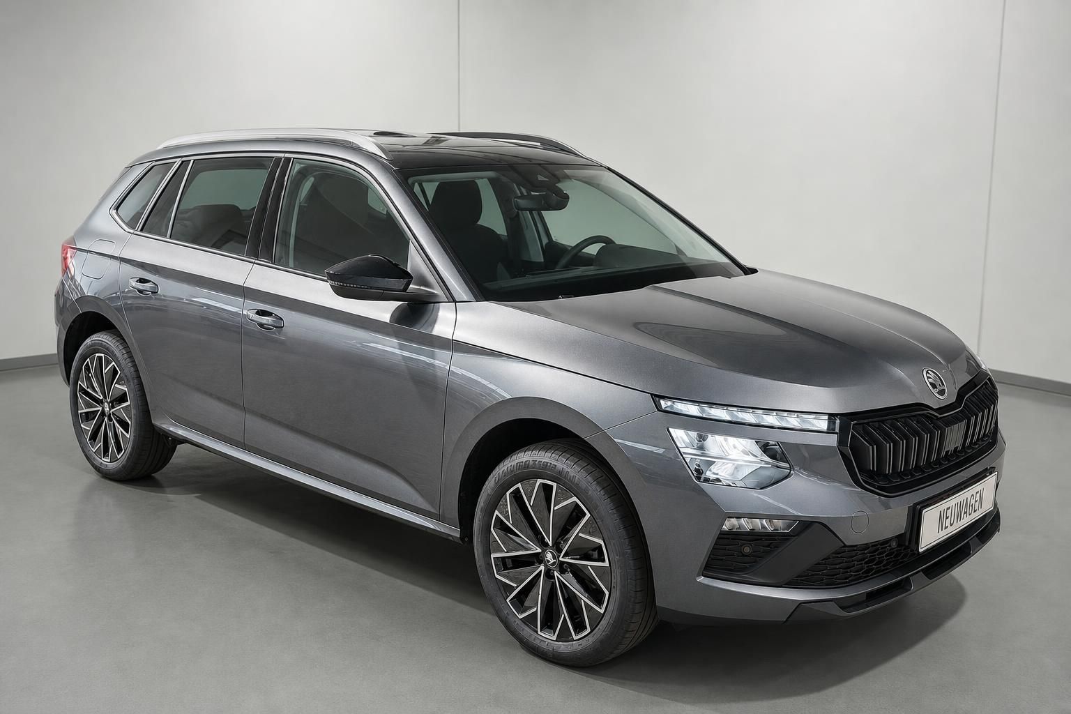 Skoda Kamiq in Grau, Front-Seitenansicht mit LED-Scheinwerfern im Studio