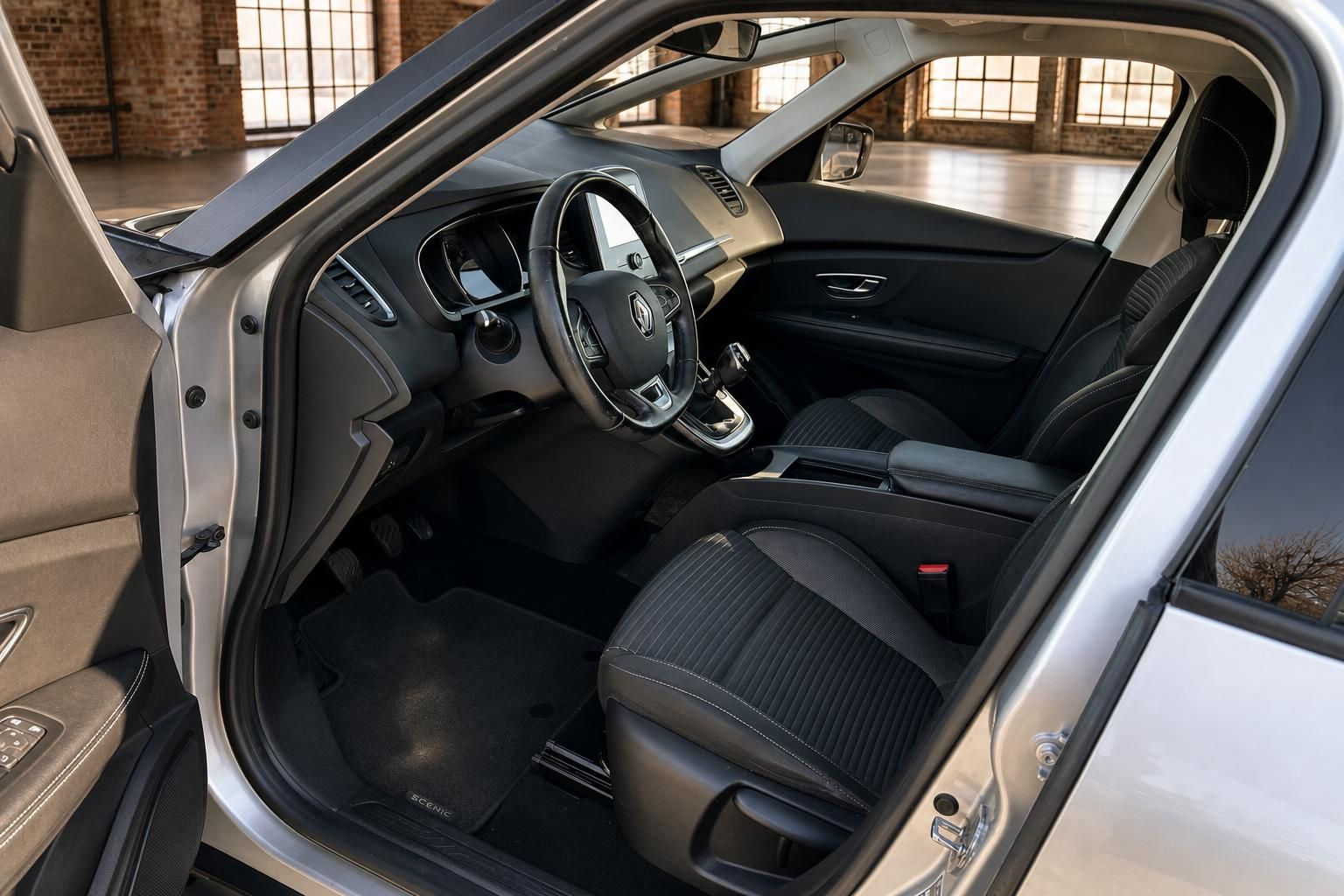 Renault Scenic Innenraum Fahrersitz Lenkrad Mittelkonsole schwarze Sitze Cockpit