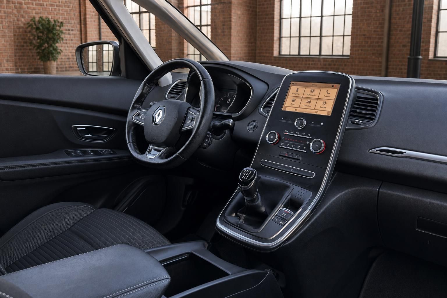 Renault Scenic Cockpit mit Lenkrad, Schaltgetriebe, Touchscreen-Navi und schwarzem Interieur
