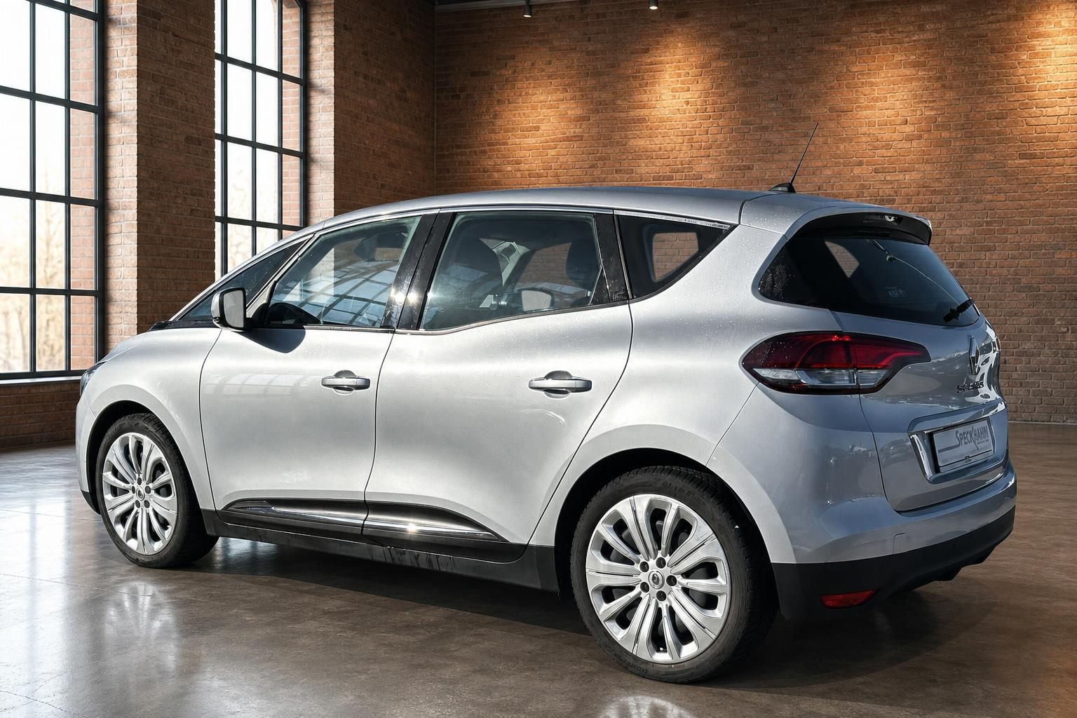 Renault Scenic silber Heckansicht schräg links im Showroom