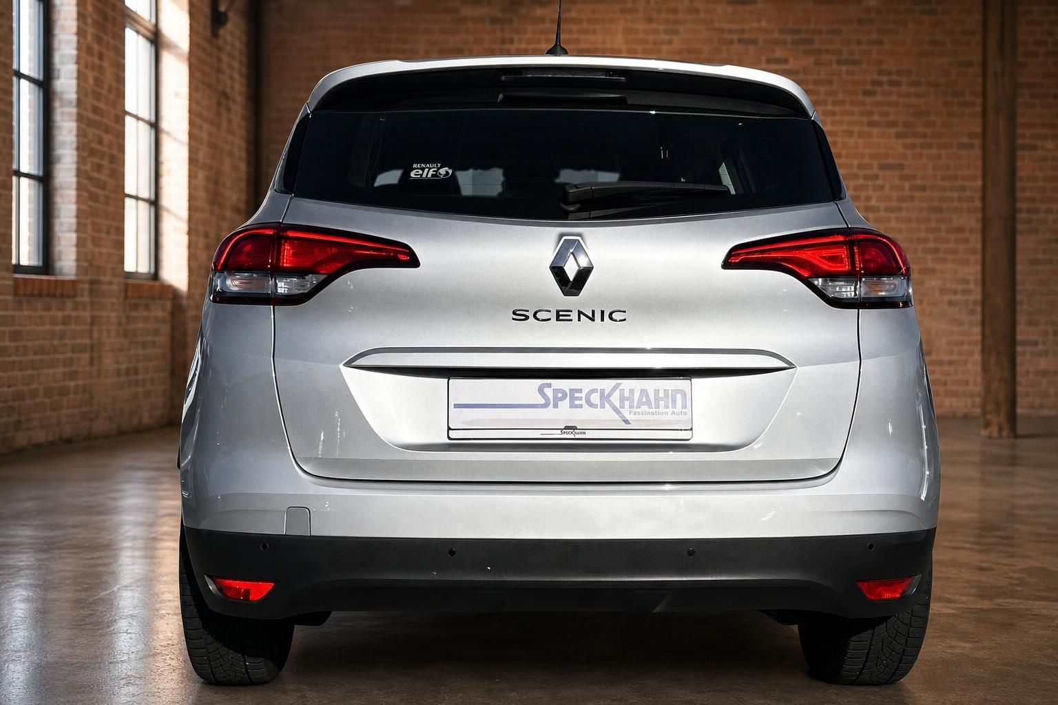 Renault Scenic silber Heckansicht gerade im Showroom