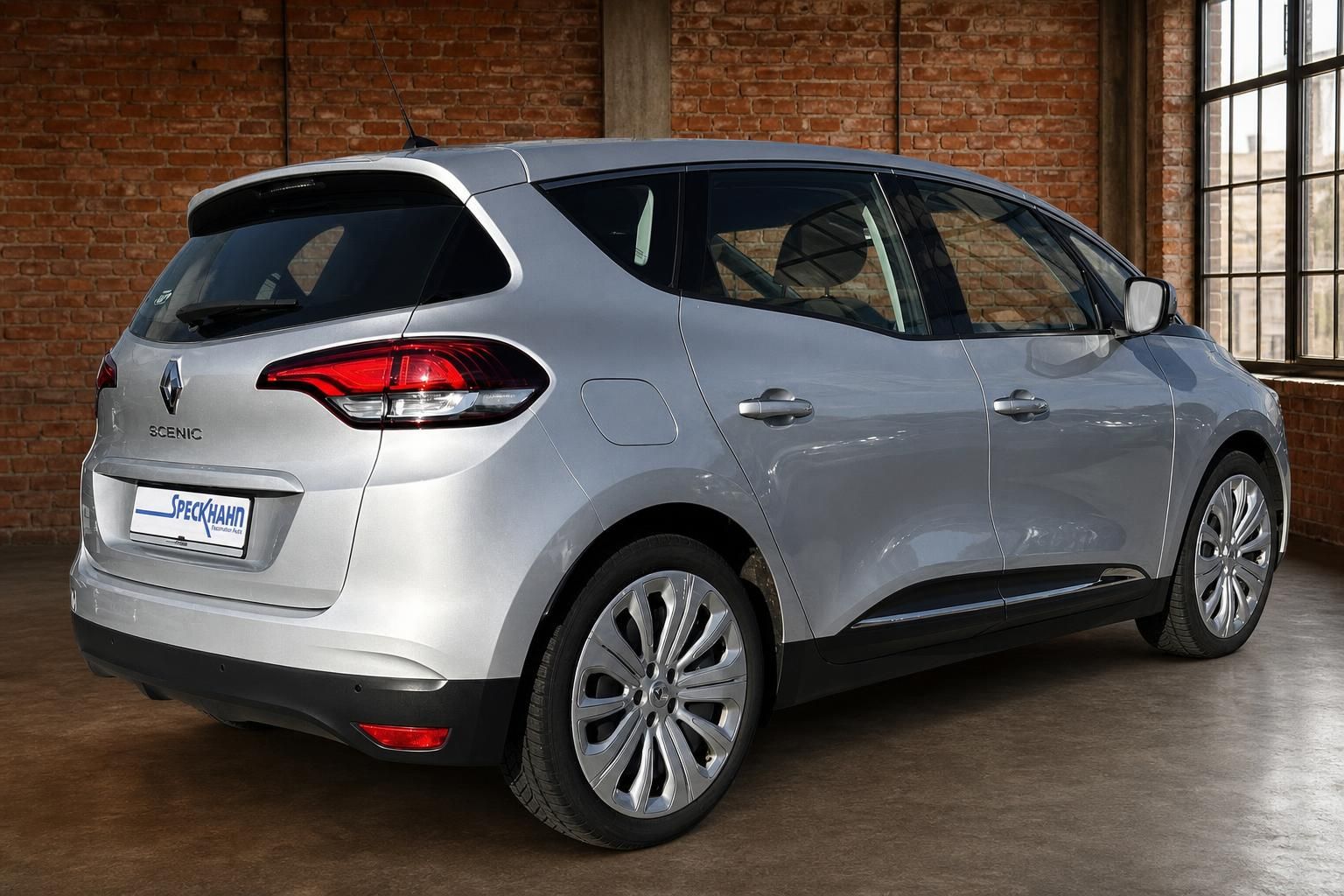 Renault Scenic silber Heckansicht schräg rechts im Showroom