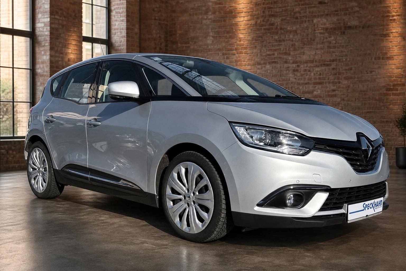 Renault Scenic silber Frontansicht schräg links im Autohaus Speckhahn