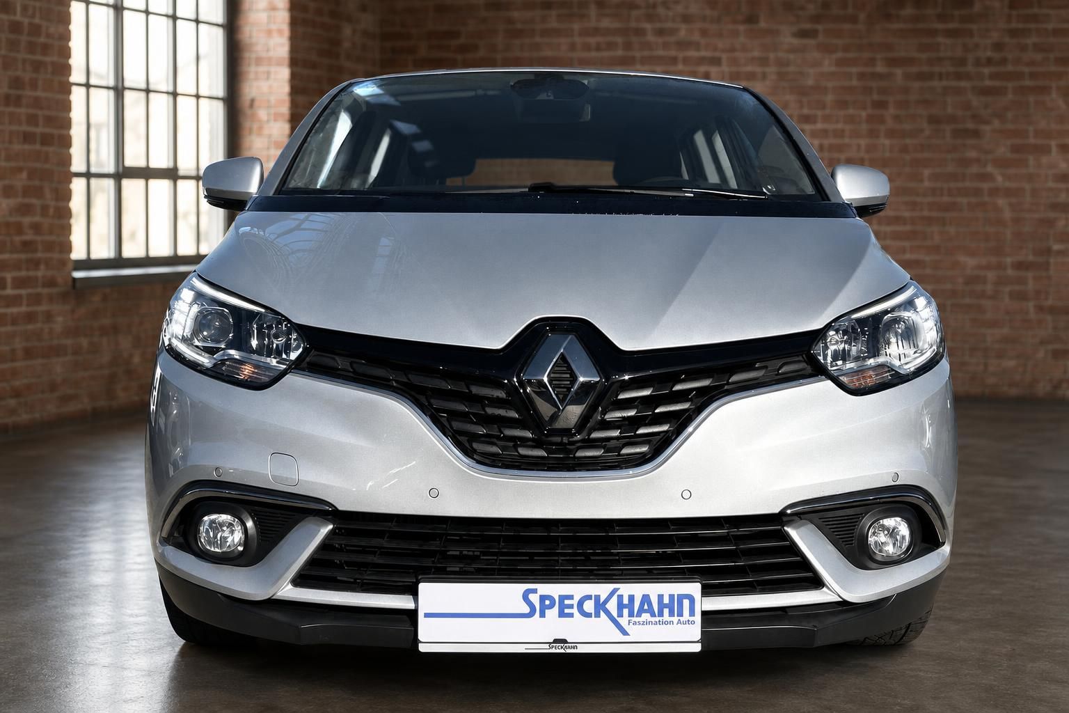 Renault Scenic silber Frontansicht mit Renault-Logo und Nebelscheinwerfern im Fotostudio