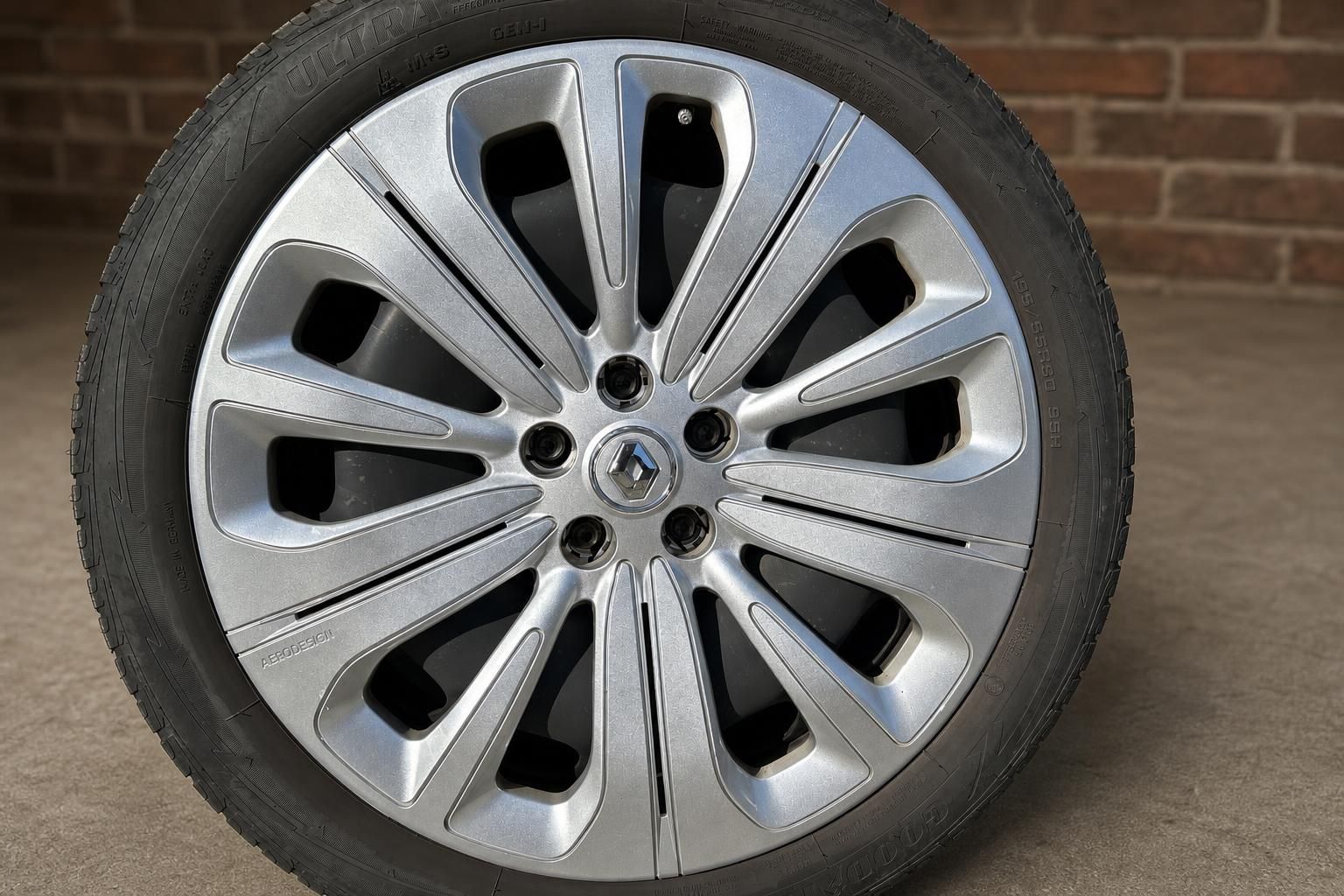 Renault Scenic Alufelge Aerodesign silber mit Goodyear Ultra Reifen Detailaufnahme