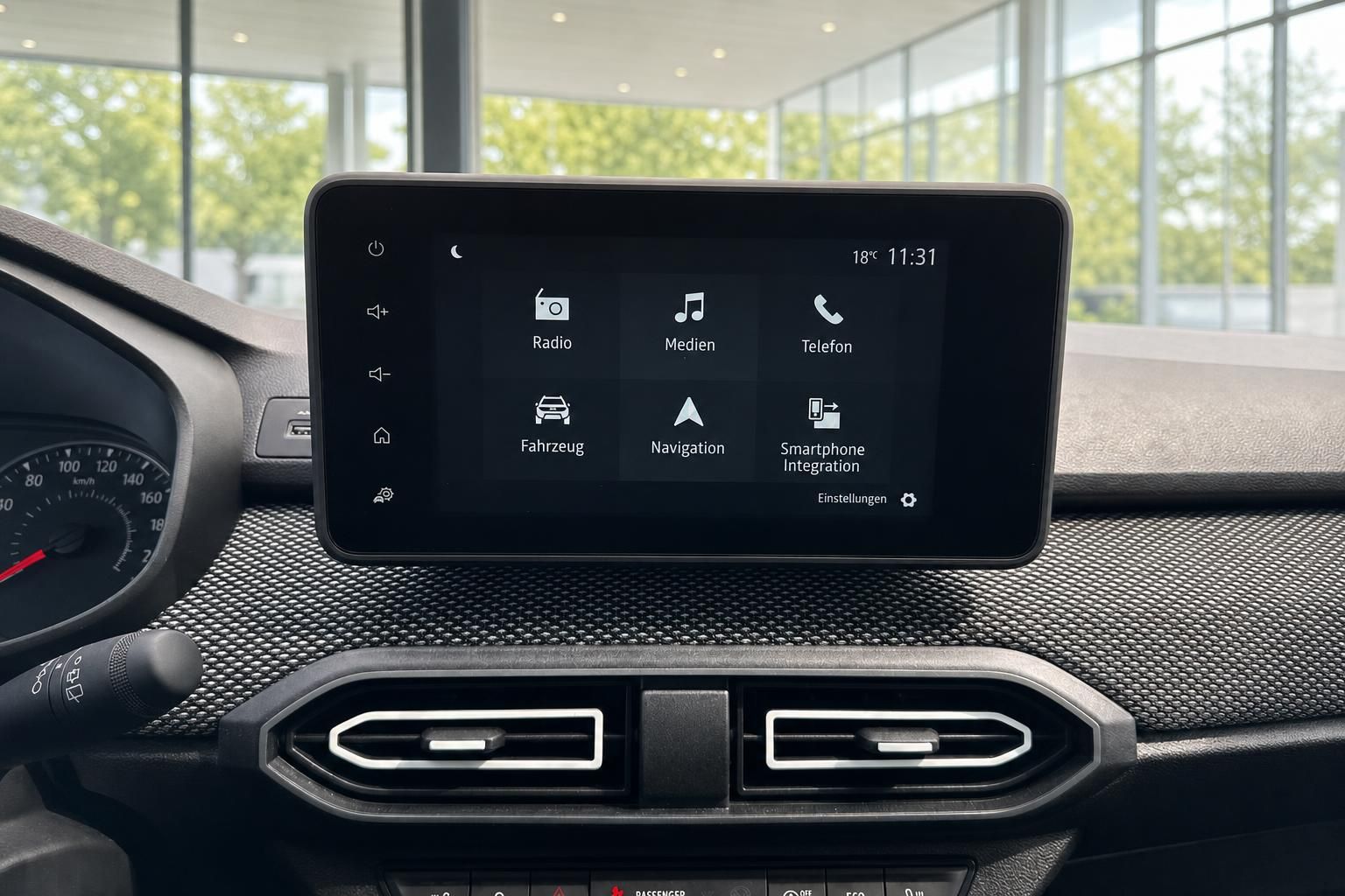 Dacia Touchscreen-Display mit Navigationssystem und Multimedia-Funktionen im Fahrzeug