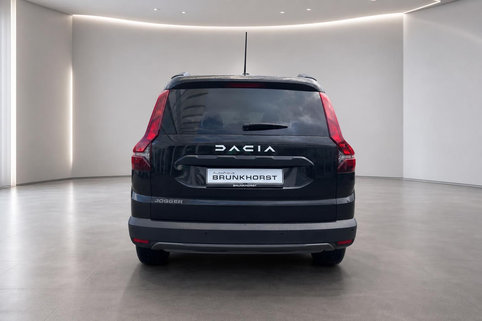 Dacia Jogger Heckansicht in schwarzer Lackierung - moderner Familien-SUV von Autohaus Brunkhorst
