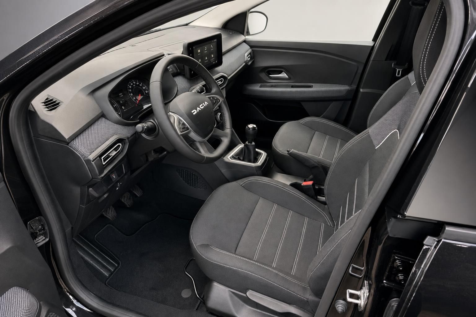 Dacia Innenraum Vordersitze - ergonomische Ausstattung mit Touchscreen und moderner Instrumententafel