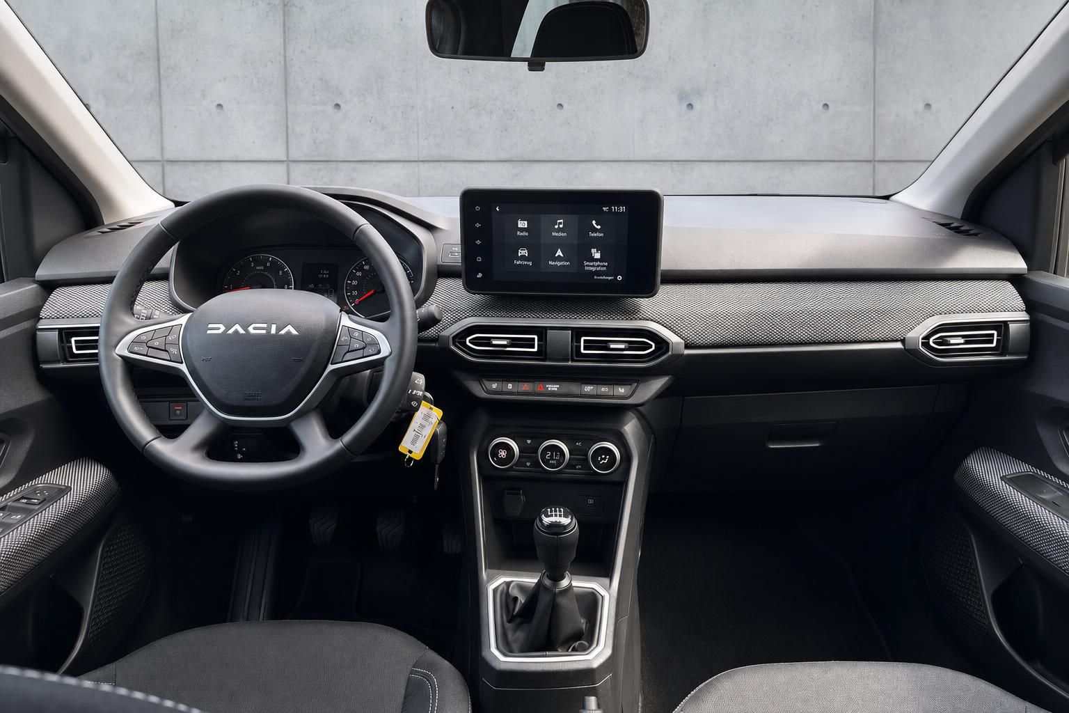 Dacia Innenraum mit Lenkrad, Touchscreen und manueller Schaltung - Cockpit-Ansicht