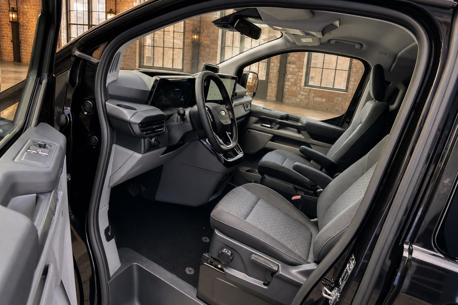 Ford Van Innenraum - Cockpit mit Lenkrad und Fahrersitz im Detail