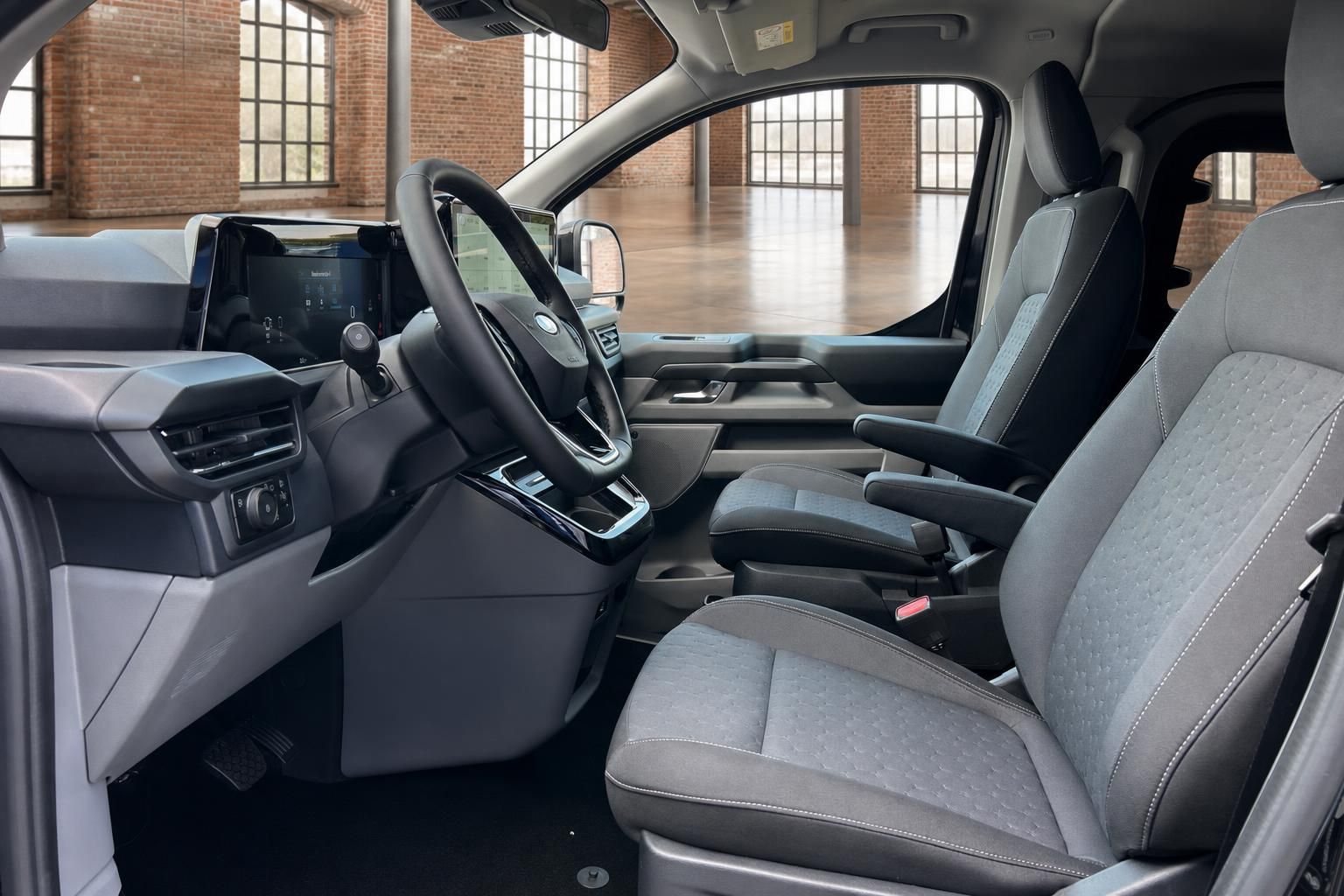 Ford Van Innenraum mit Vordersitzen und Cockpit im Detail
