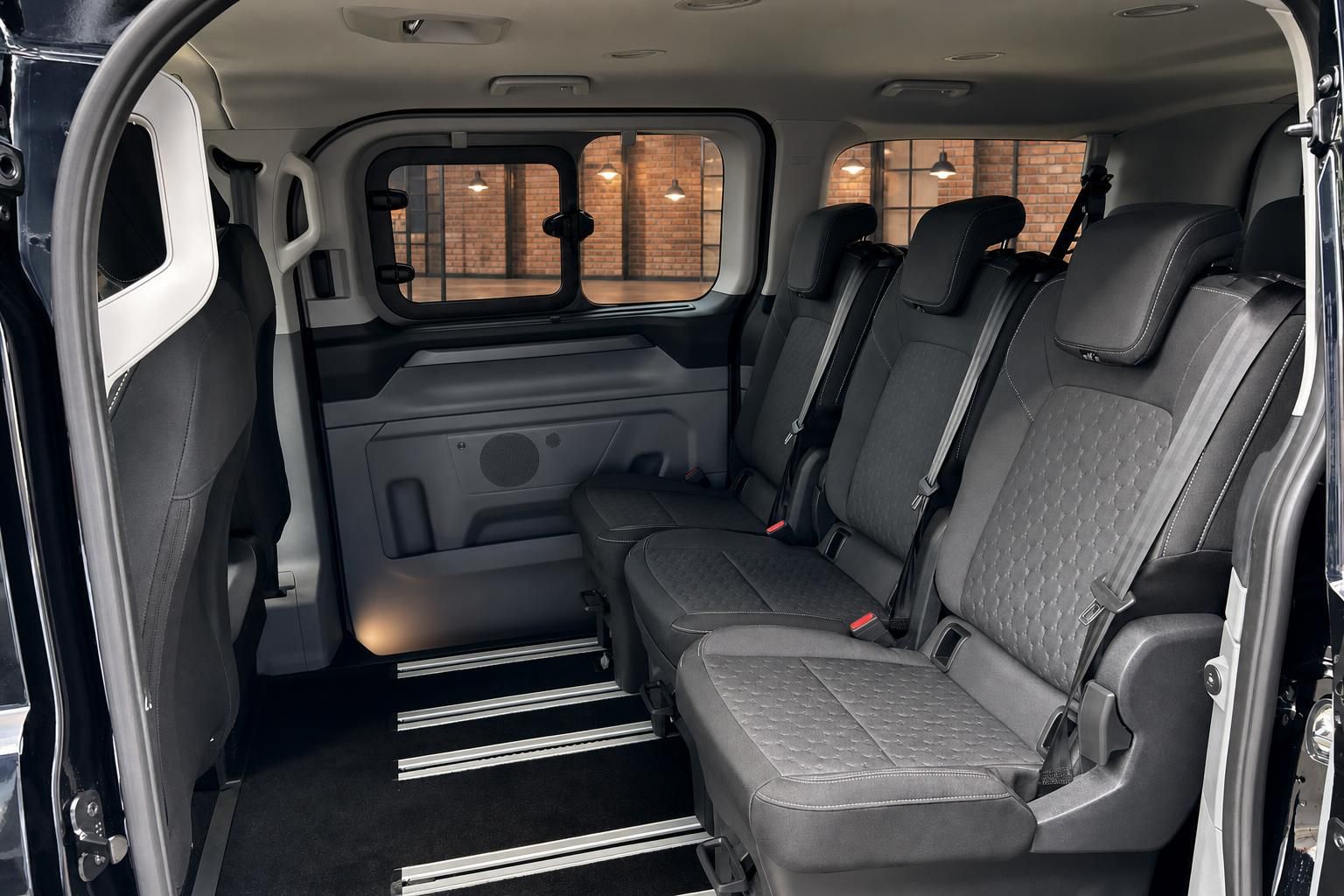 Ford Van Innenraum mit Sitzreihen und Schienensystem im Laderaum
