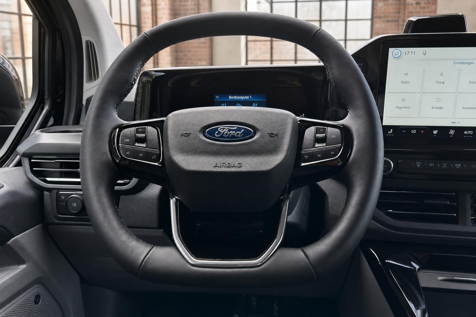 Ford Lenkrad Nahaufnahme mit Bedienelementen und Bordcomputer