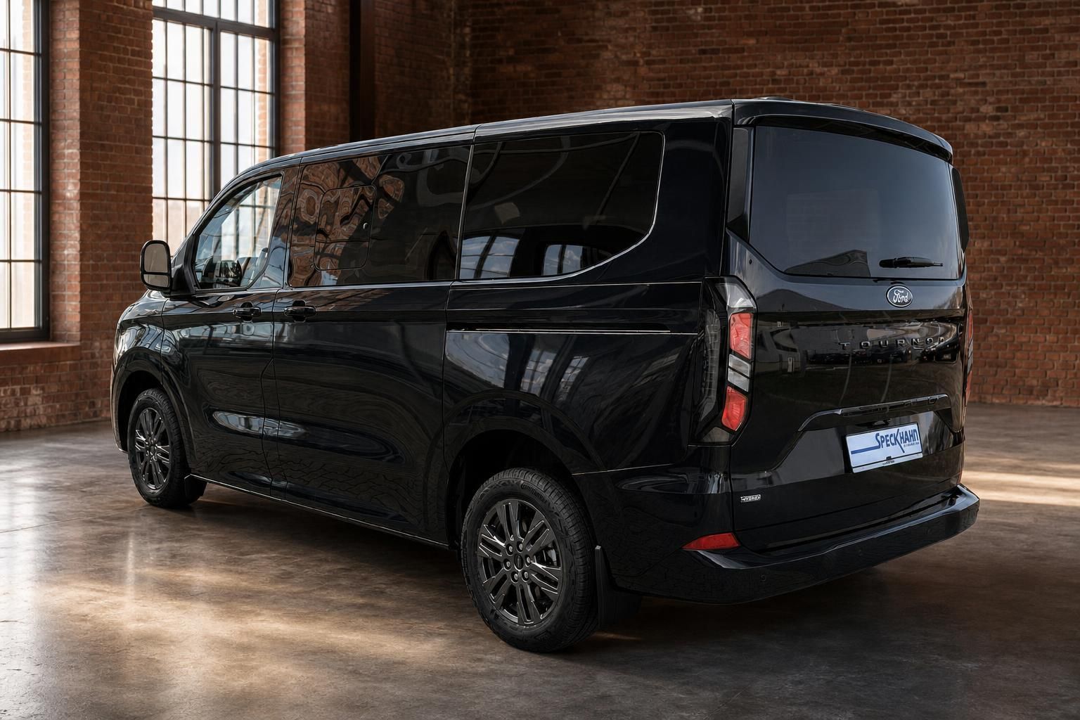Ford Tourneo Custom schwarz, Heckansicht dreiviertel im Loft-Ambiente