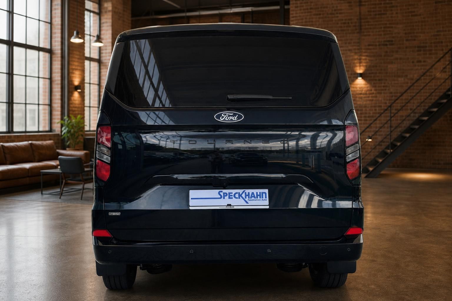 Ford Tourneo Custom schwarz, Heckansicht frontal im Showroom