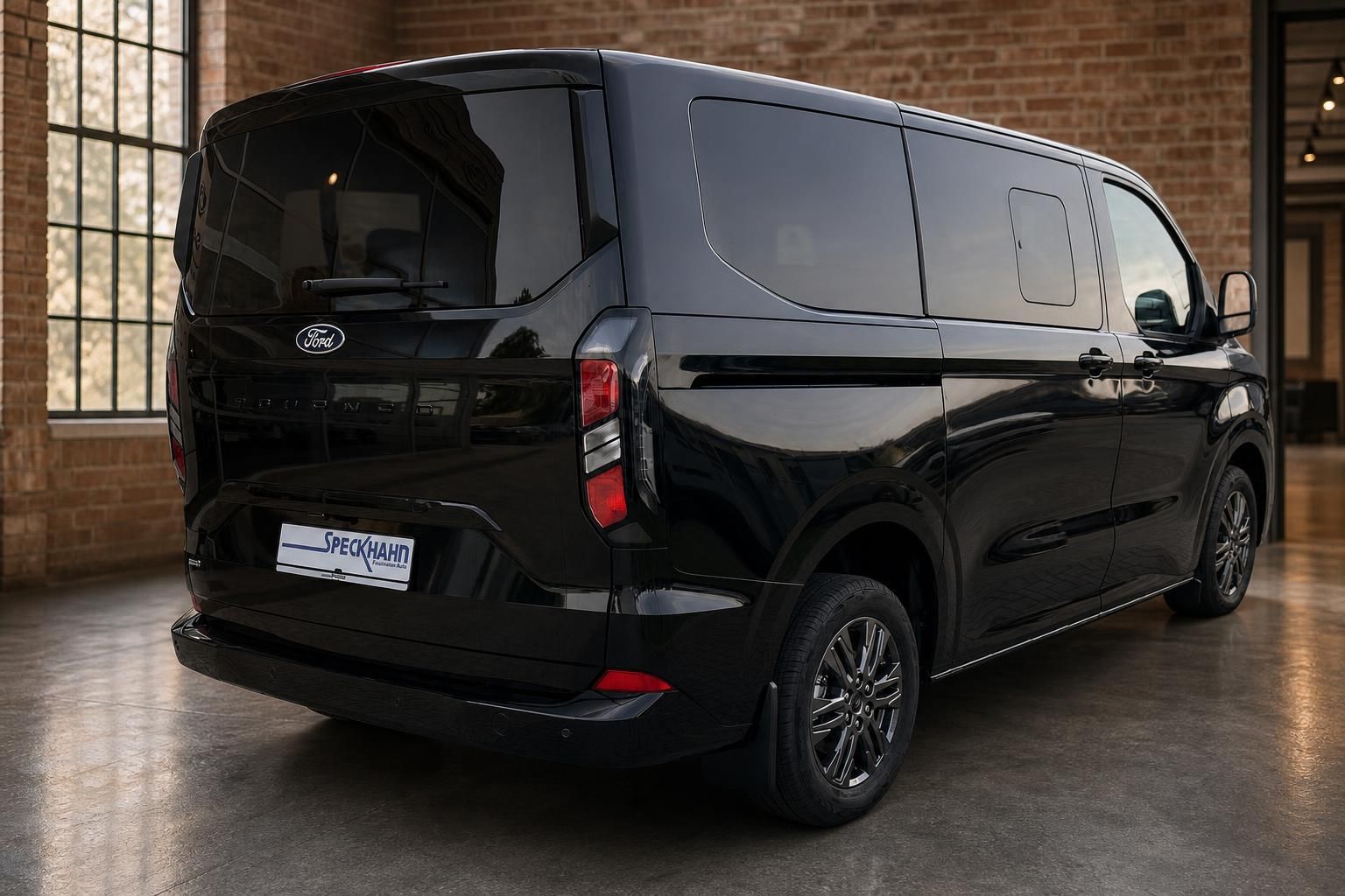 Ford Tourneo Custom schwarz, Heckansicht seitlich mit Alufelgen