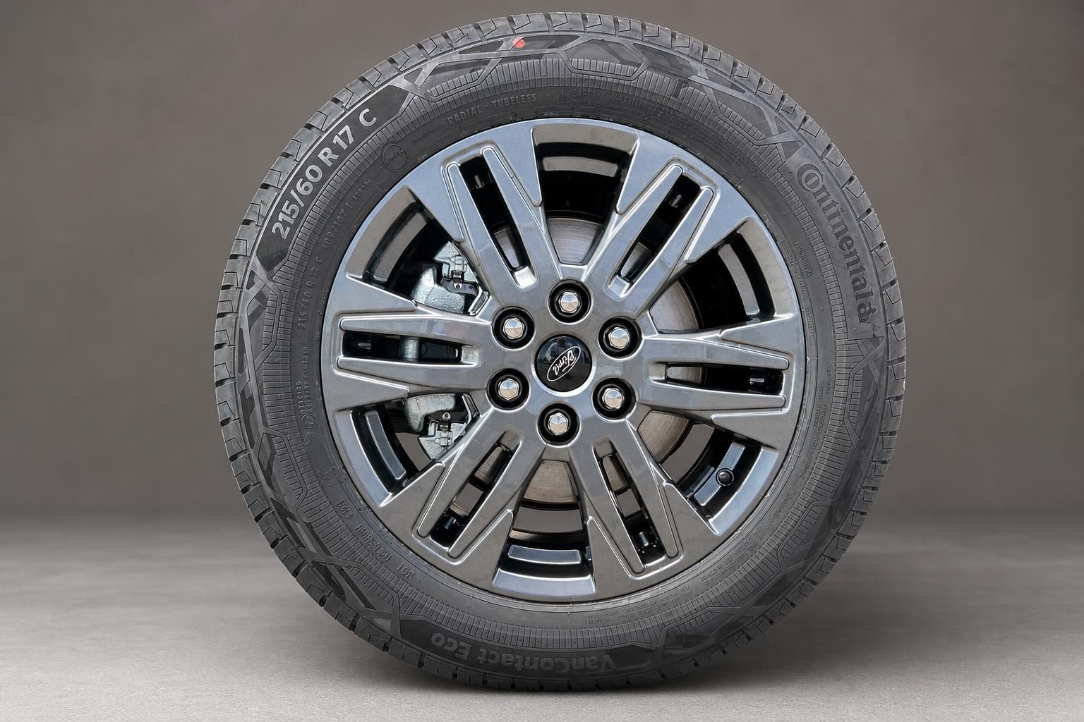 Ford Alufelge mit Continental Reifen im Detail - Nahaufnahme