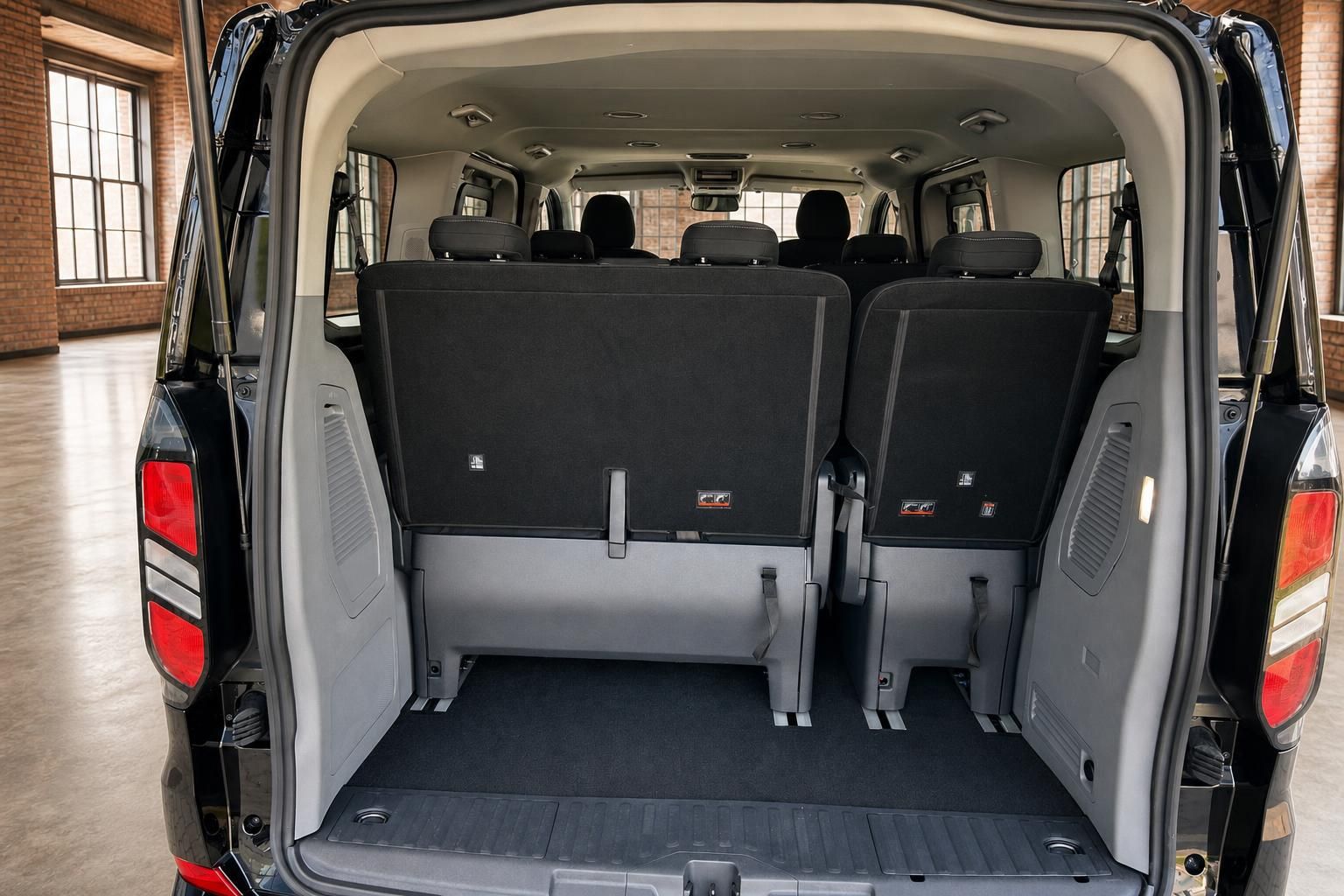 Ford Van schwarz - Kofferraum mit umgeklappten Rücksitzen und viel Ladefläche