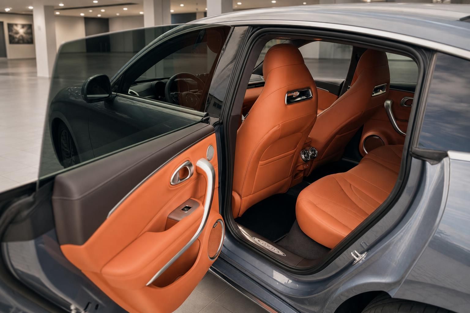 GWM ORA Innenraum – geöffnete Tür mit cognacfarbenem Ledersitz und sportlichem Interieur
