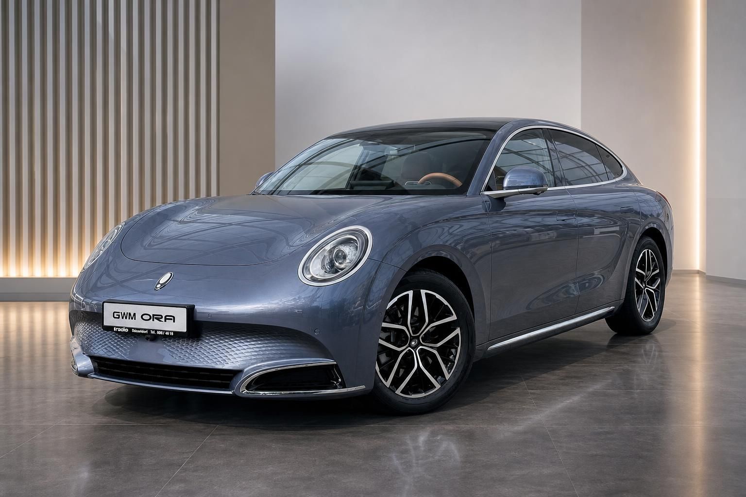 GWM ORA Coupe blaugrau – Frontschräge im modernen Showroom