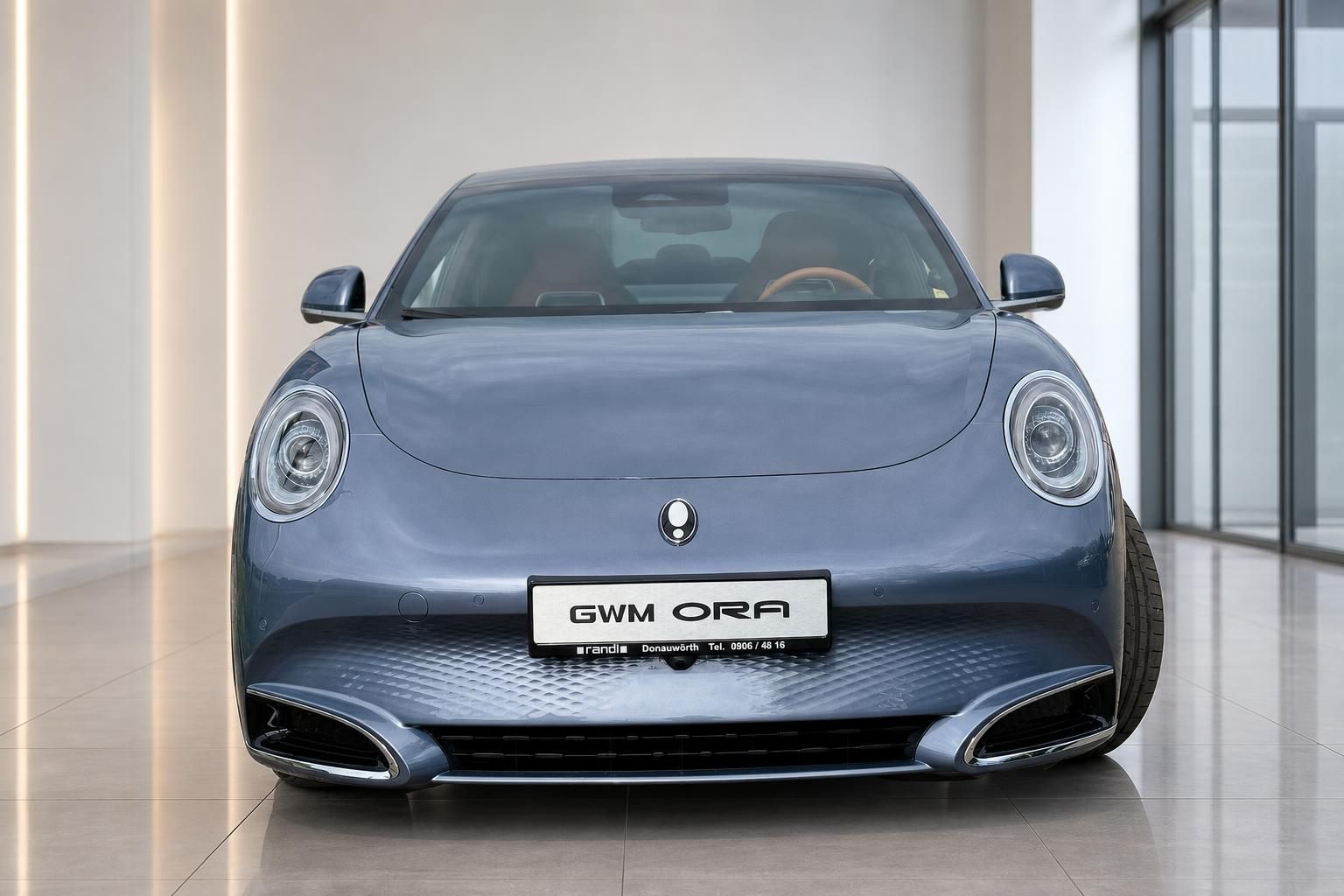 GWM ORA Elektroauto blaugrau – direkte Frontansicht im Showroom