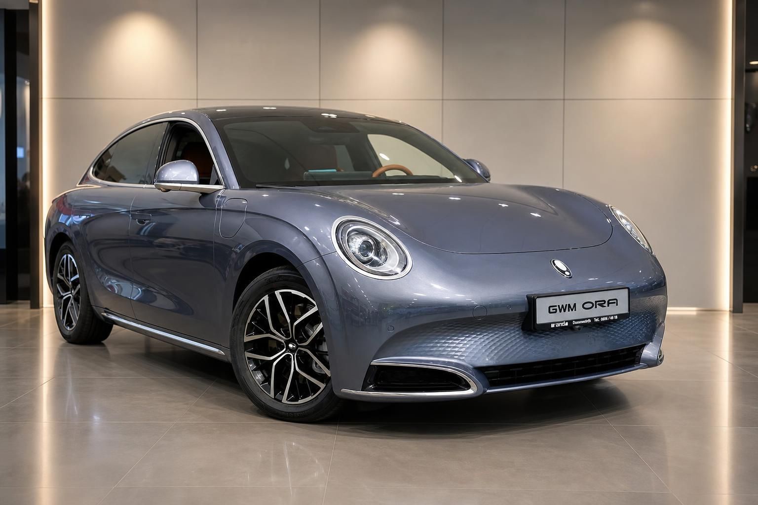GWM ORA Elektroauto in Blaugrau – Frontansicht schräg im Showroom