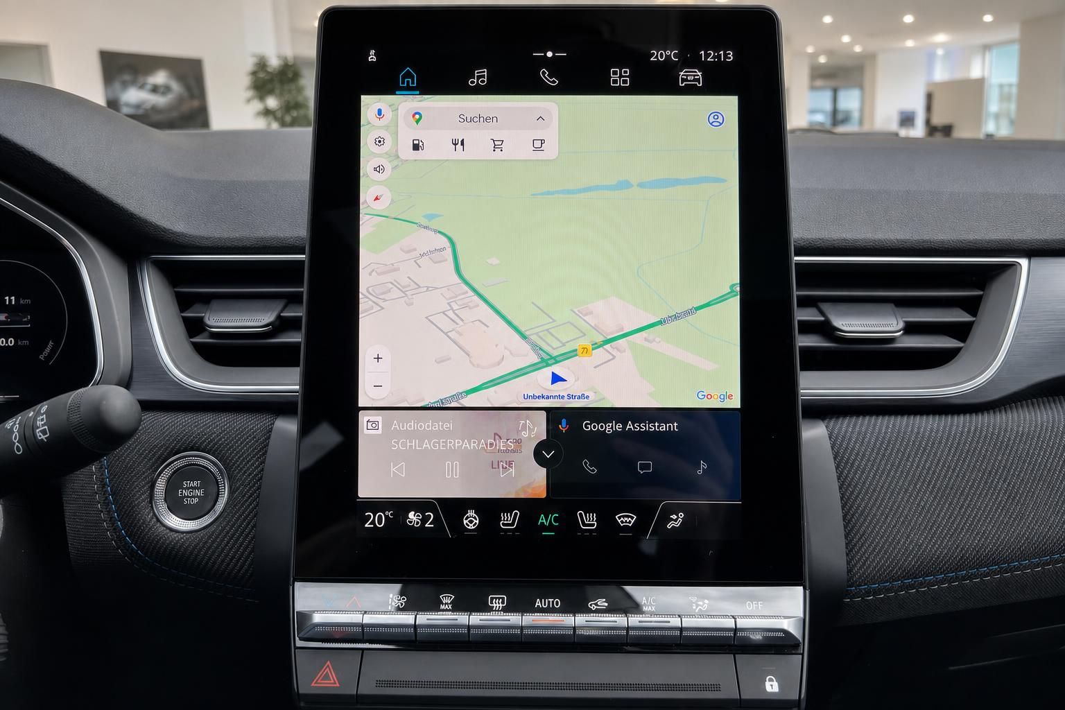 Touchscreen Infotainment System mit Navigationskarte und Klimasteuerung