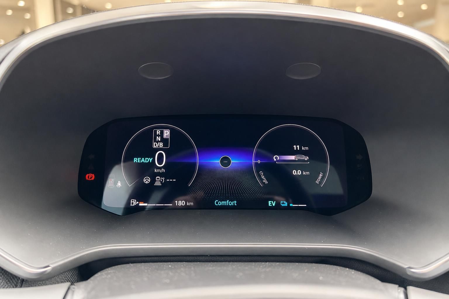 Digitales Cockpit mit Elektrofahrzeug-Display, Tachometer zeigt 0 km/h, 180 km Reichweite, EV-Modus aktiv