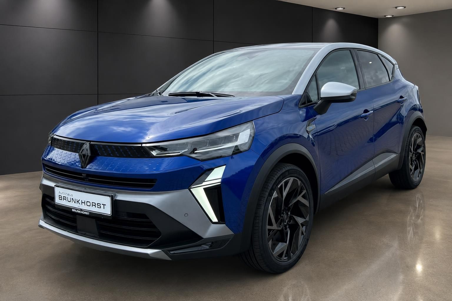 Blauer Renault Captur SUV im modernen Autohaus Showroom - Seitenansicht mit eleganter LED-Beleuchtung