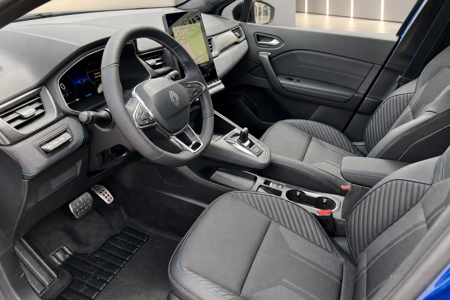 Renault Captur Innenraum mit schwarzer Lederausstattung, Touchscreen-Navi und modernem Cockpit-Design
