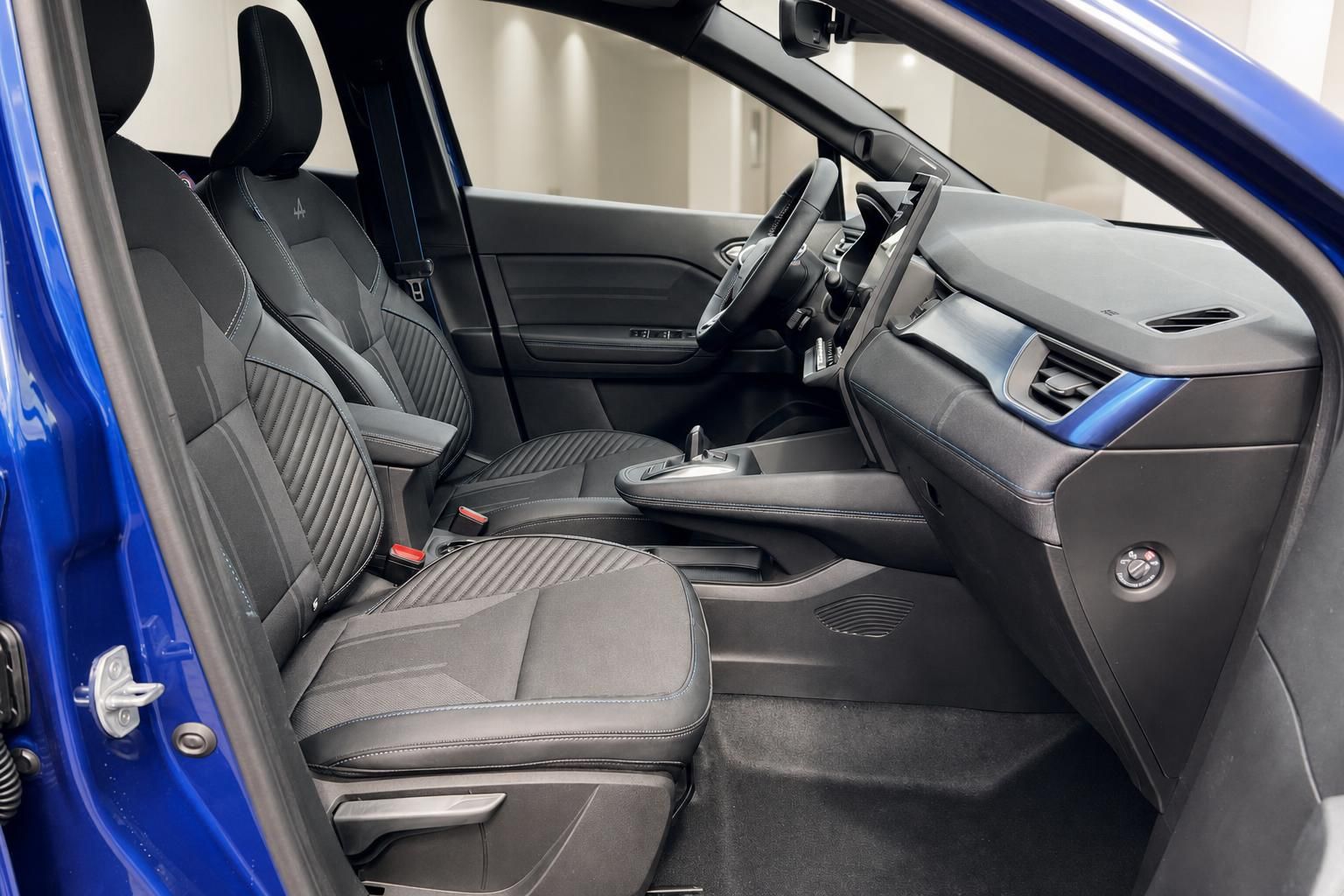 Fahrzeug Innenraum mit grauen Sitzen und modernem Dashboard in blauem Auto