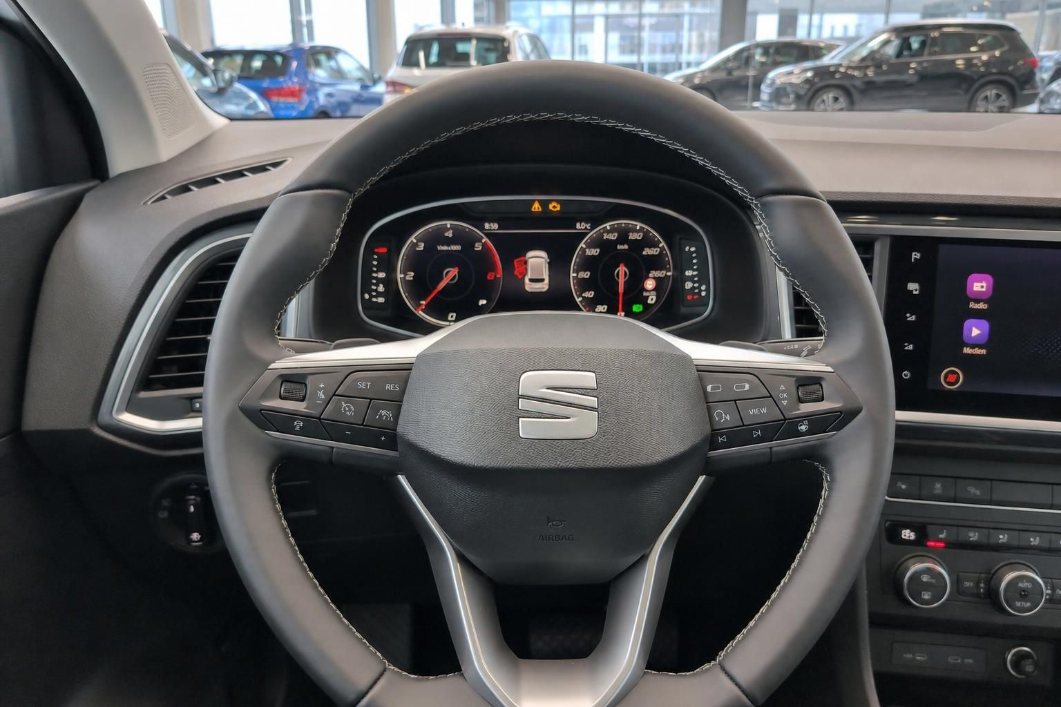 Seat Lenkrad mit Multifunktionstasten und Kombiinstrument im Cockpit
